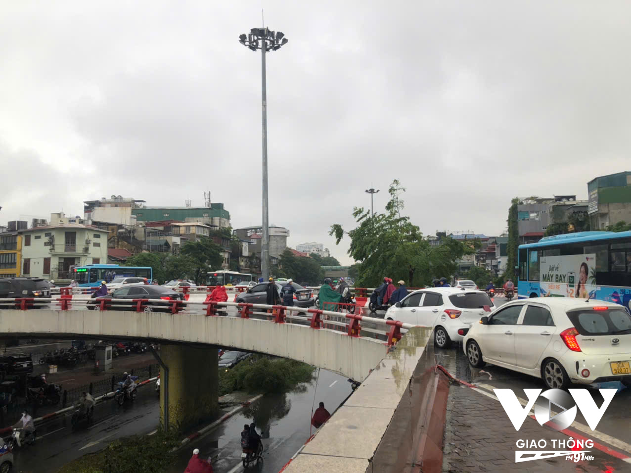 Để bảo đảm an toàn giao thông cho người và các phương tiện lưu thông qua cầu, Sở Giao thông vận tải thông báo phương án điều chỉnh tổ chức giao thông, hạn chế các phương tiện lưu thông trên Cầu Chương Dương từ sáng 10/9. Ảnh: Nguyễn Minh