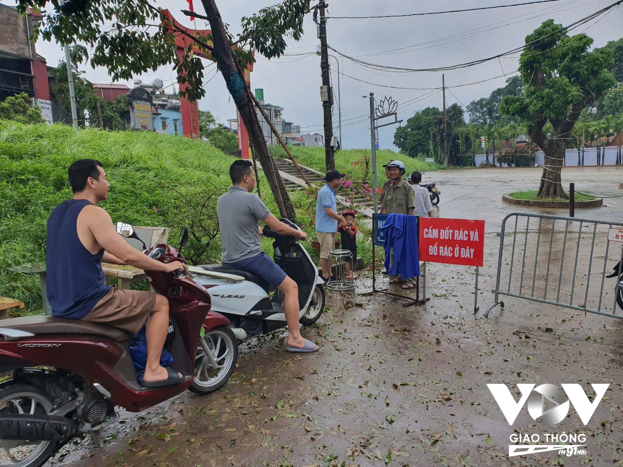 Để đảm bảo an toàn, lực lượng chức năng đã rào chắn, không cho người dân ra vào khu bờ sông