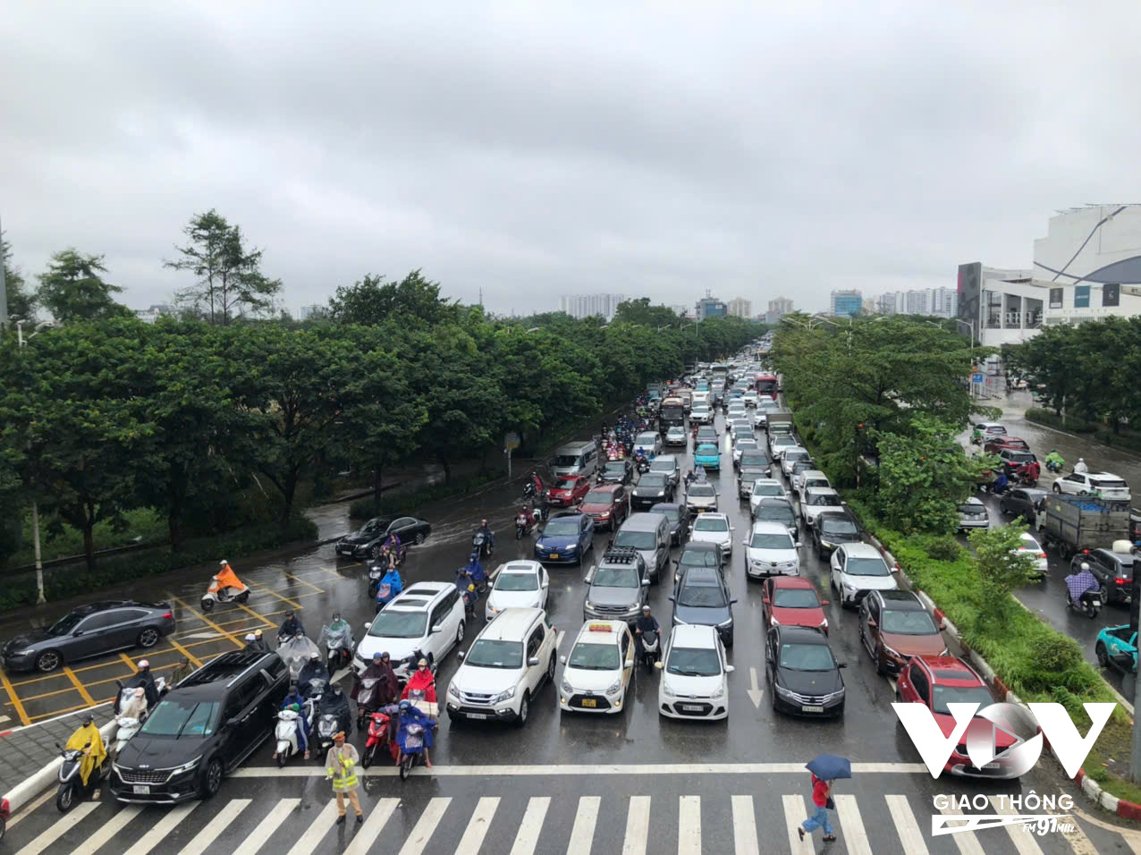 Từ Đàm Quang Trung lên cầu Vĩnh Tuy và từ cầu Vĩnh Tuy xuống mật độ giao thông đều ở mức rất cao