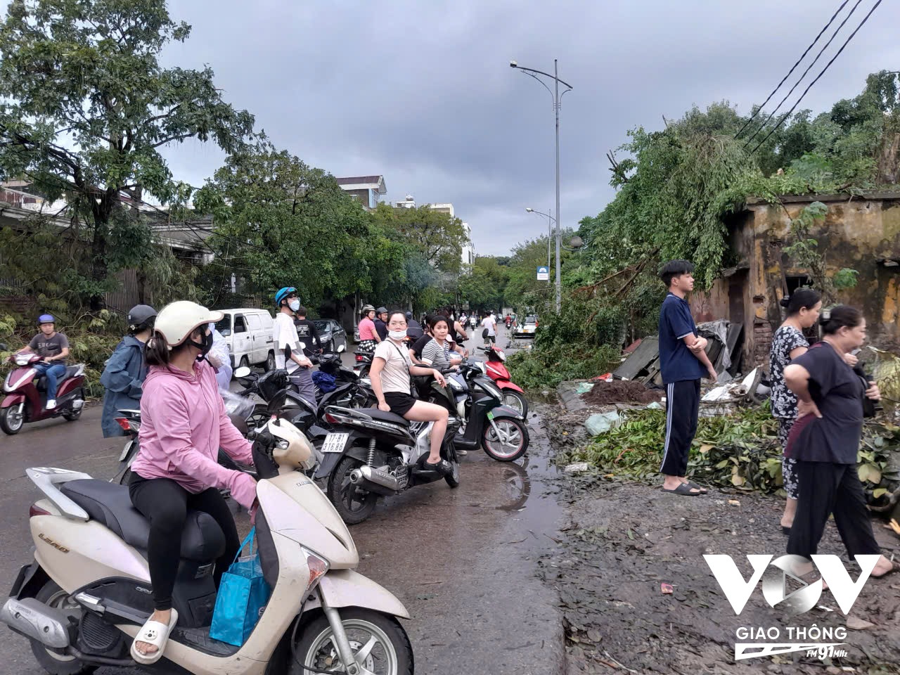 Tương tự tại bờ sông Hồng đoạn qua cảng Hà Nội, rất nhiều người dân tụ tập tại khu vực này để xem nước lên. Ảnh: Chấn Hải