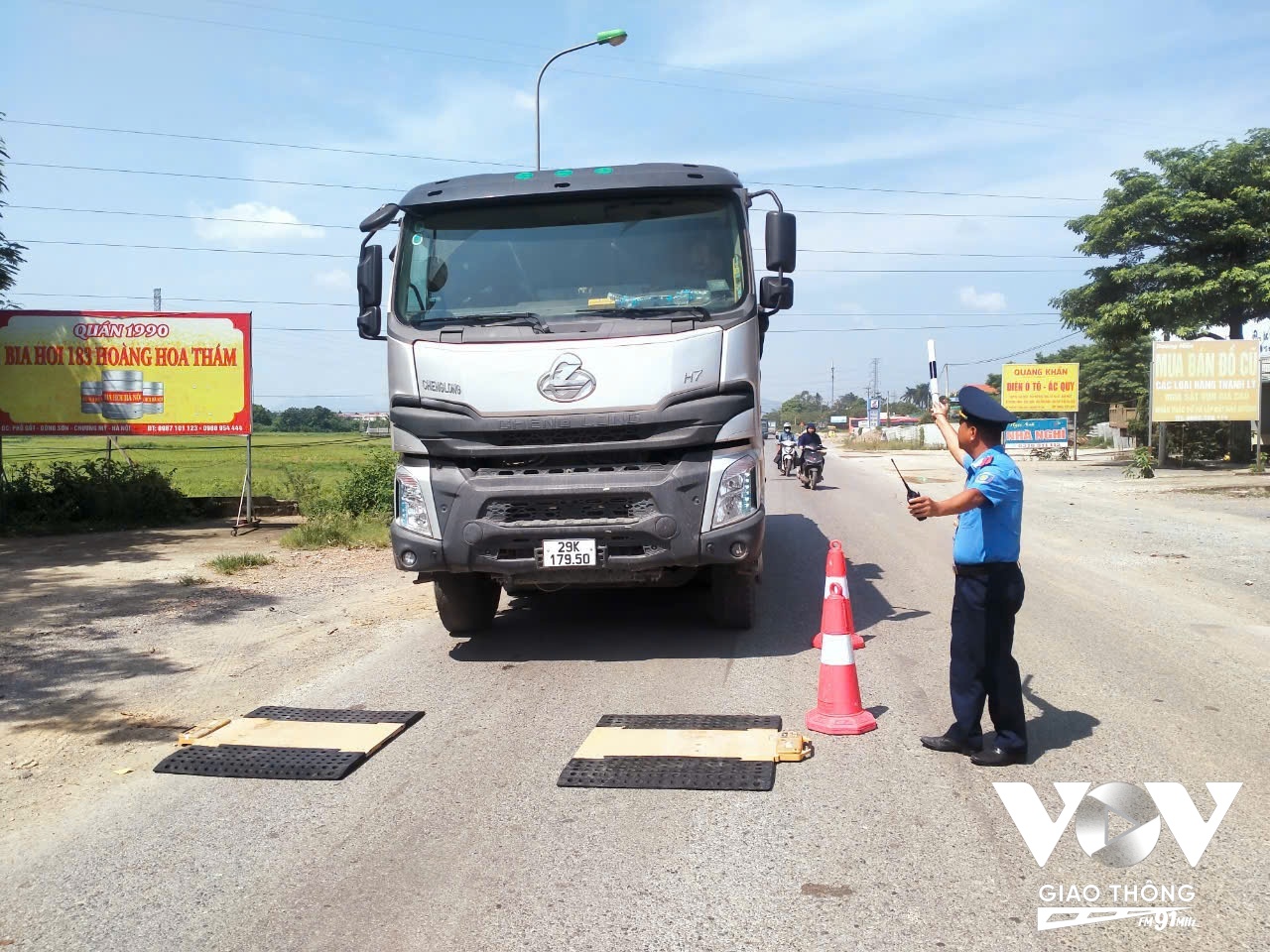 Các loại xe hổ vồ (HOWO) 3 chân, 4 chân vẫn hàng ngày luồn lách vào các tuyến đường liên thôn, liên xã hay các tuyến đê bất chấp biển hạn chế tải trọng