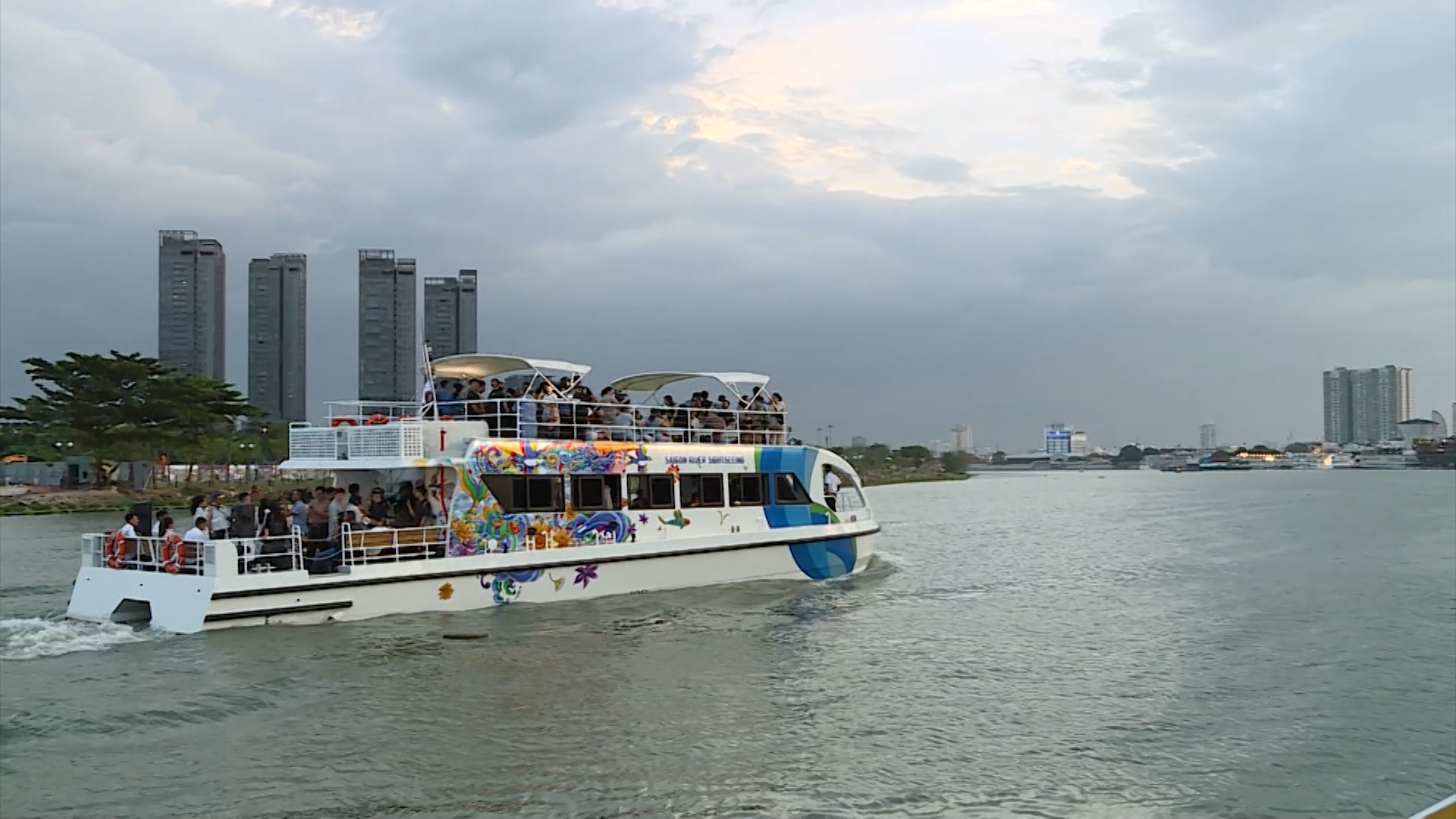 Buýt sông 2 tầng (Saigon WaterGo) đưa người dân và du khách thưởng ngoạn, khám phá toàn cảnh sông Sài Gòn