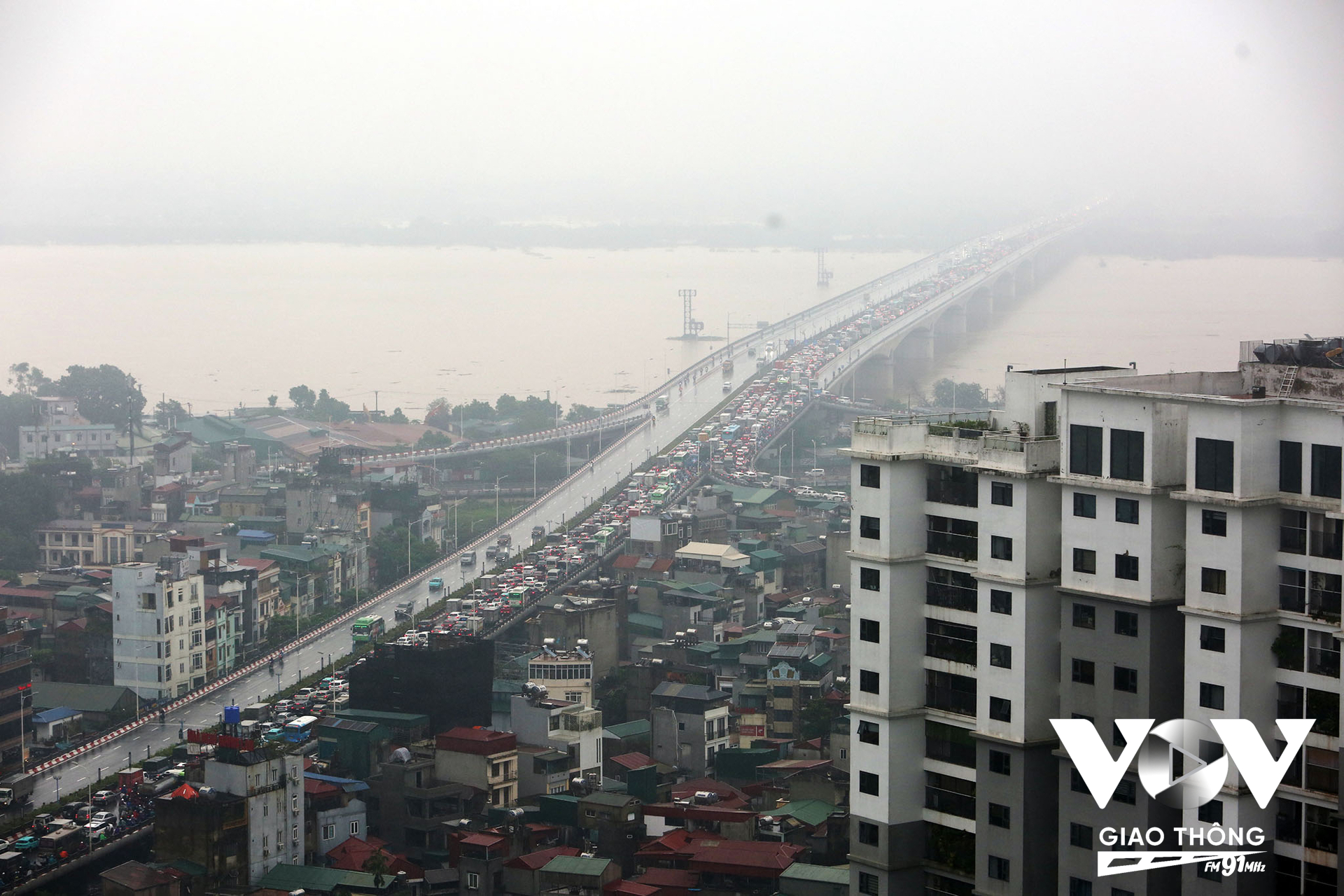 Hàng dài các phương tiện nối đuôi nhau di chuyển trên cầu Vĩnh Tuy hướng sang Long Biên (Ảnh: Quang Hùng/VOVGT)