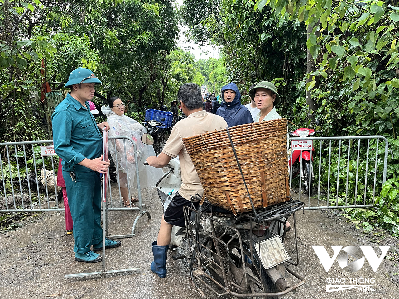 Hiện chính quyền dựng hàng rào cấm toàn bộ người dân di chuyển vào khu vực bến đò Thúy Lĩnh