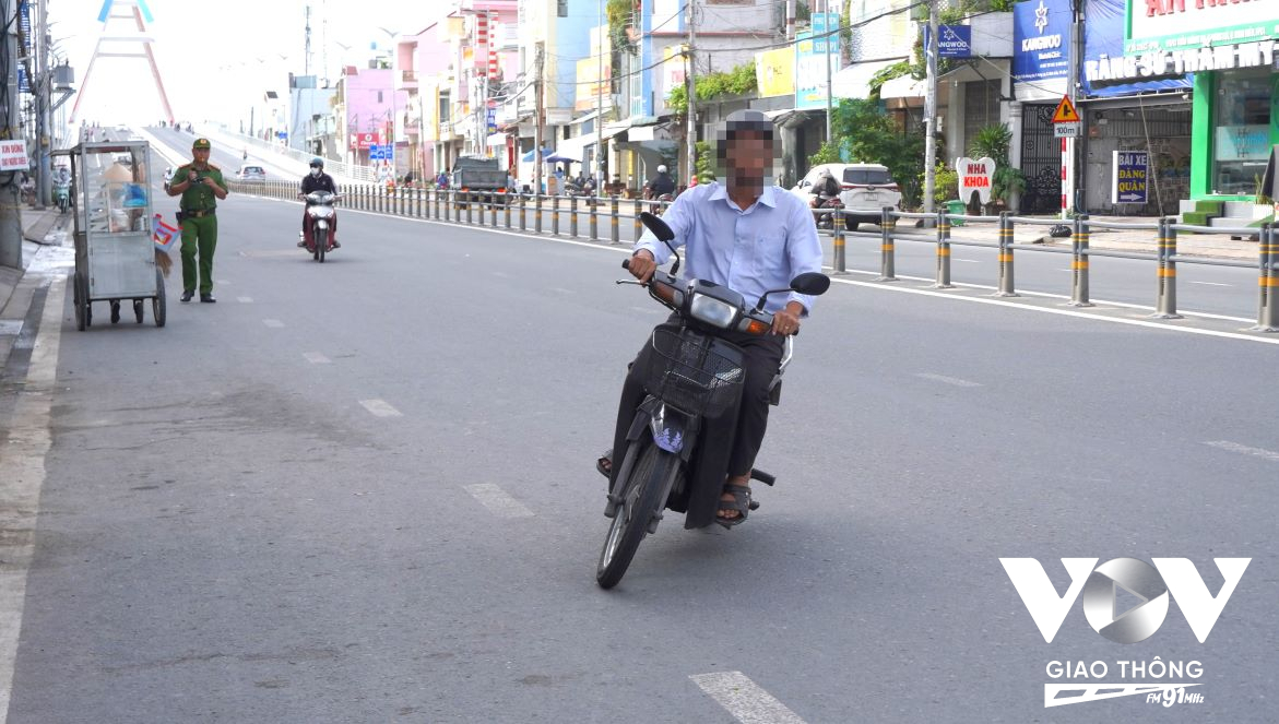 Hình ảnh phương tiện chạy ngược chiều dưới chân cầu Trần Hoàng Na khi thấy lực lượng chức năng thì quay đầu.