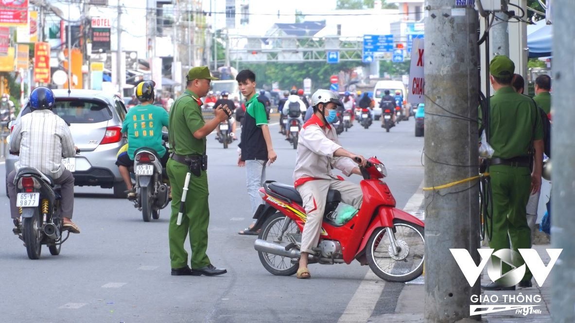 Lực lượng chức năng kiểm tra và xử phạt hành chính trường hợp chạy ngược chiều dưới chân cầu Trần Hoàng Na.