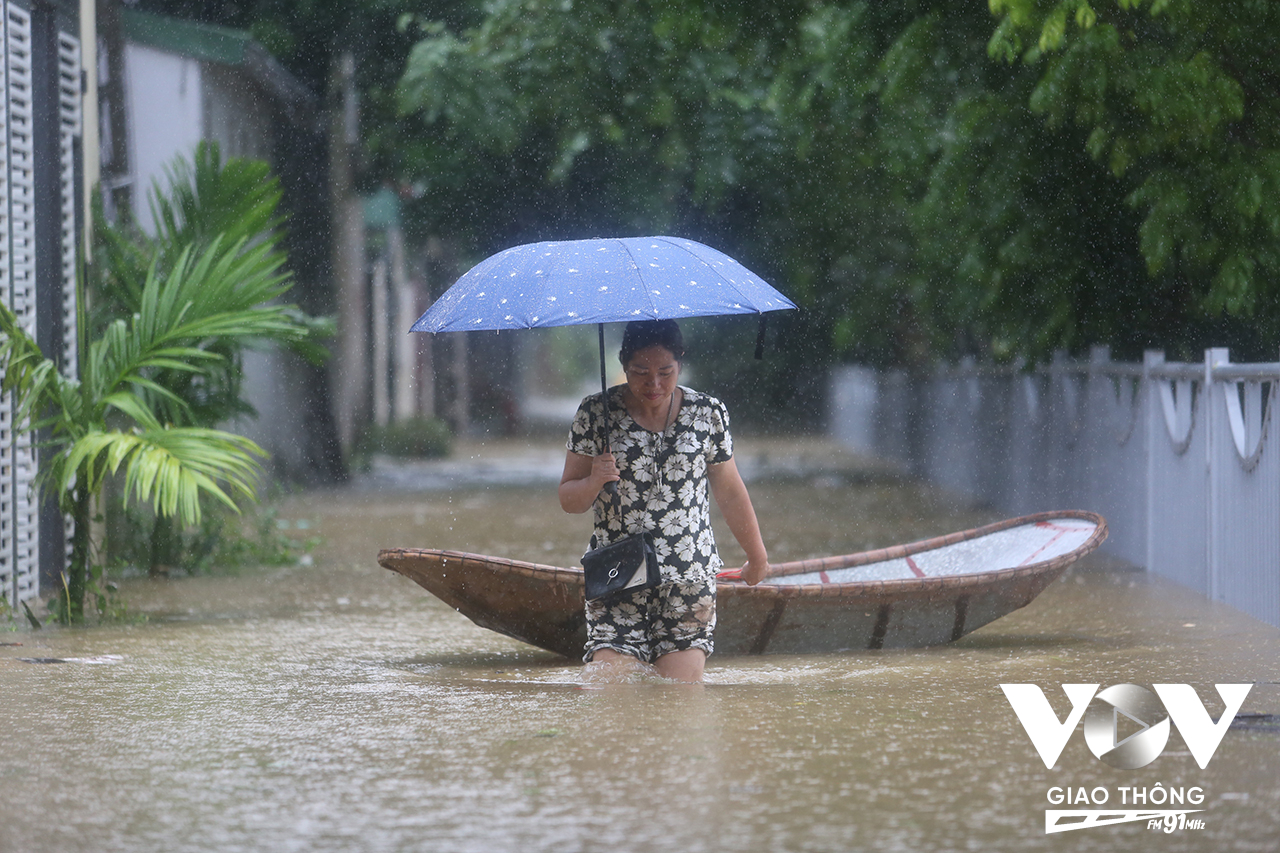 Chị Hạnh, người dân ở xóm 10, xã Yên Mỹ cho biết, do địa bàn xóm ở trong đê nên ảnh hưởng của mực nước sông Hồng. Nước sông lên các xóm bên trong sẽ bị ngập theo. Trước 10h đêm qua, đường vẫn khô ráo, nhưng sau 10h nước bắt đầu lên.