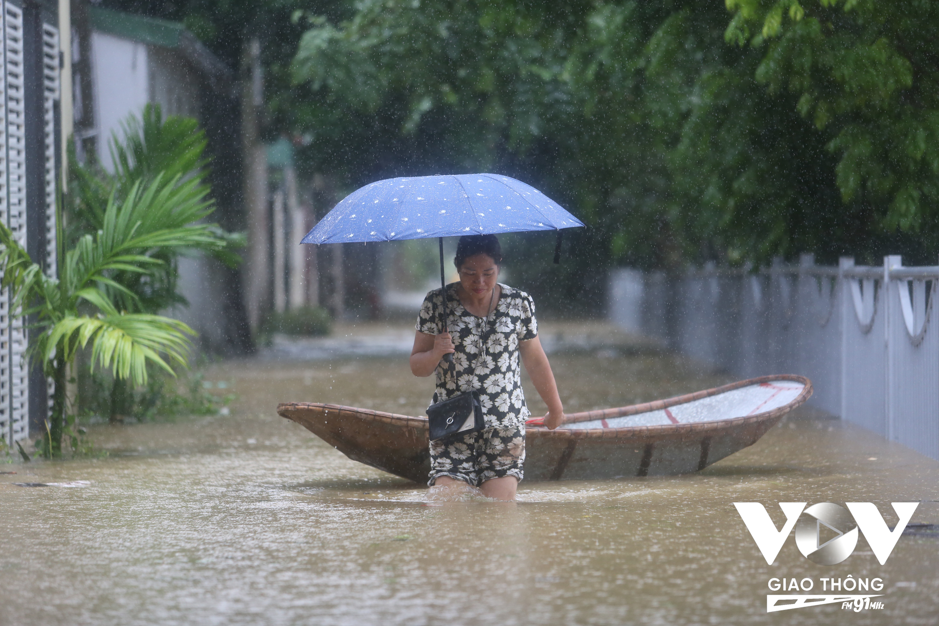 Chị Hạnh ở xóm 10 xã Yên Mỹ cho biết: 'Do địa bàn xóm ở trong đê nên ảnh hưởng của mực nước sông Hồng, nước sông lên các xóm bên trong sẽ bị ngập theo. Trước 10h đêm qua (10/9), đường vẫn khô ráo, sau 10h nước bắt đầu lên'. Theo ghi nhận thực tế của PV, mực nước cao khoảng gần 1m (Ảnh: Quang Hùng/VOVGT)