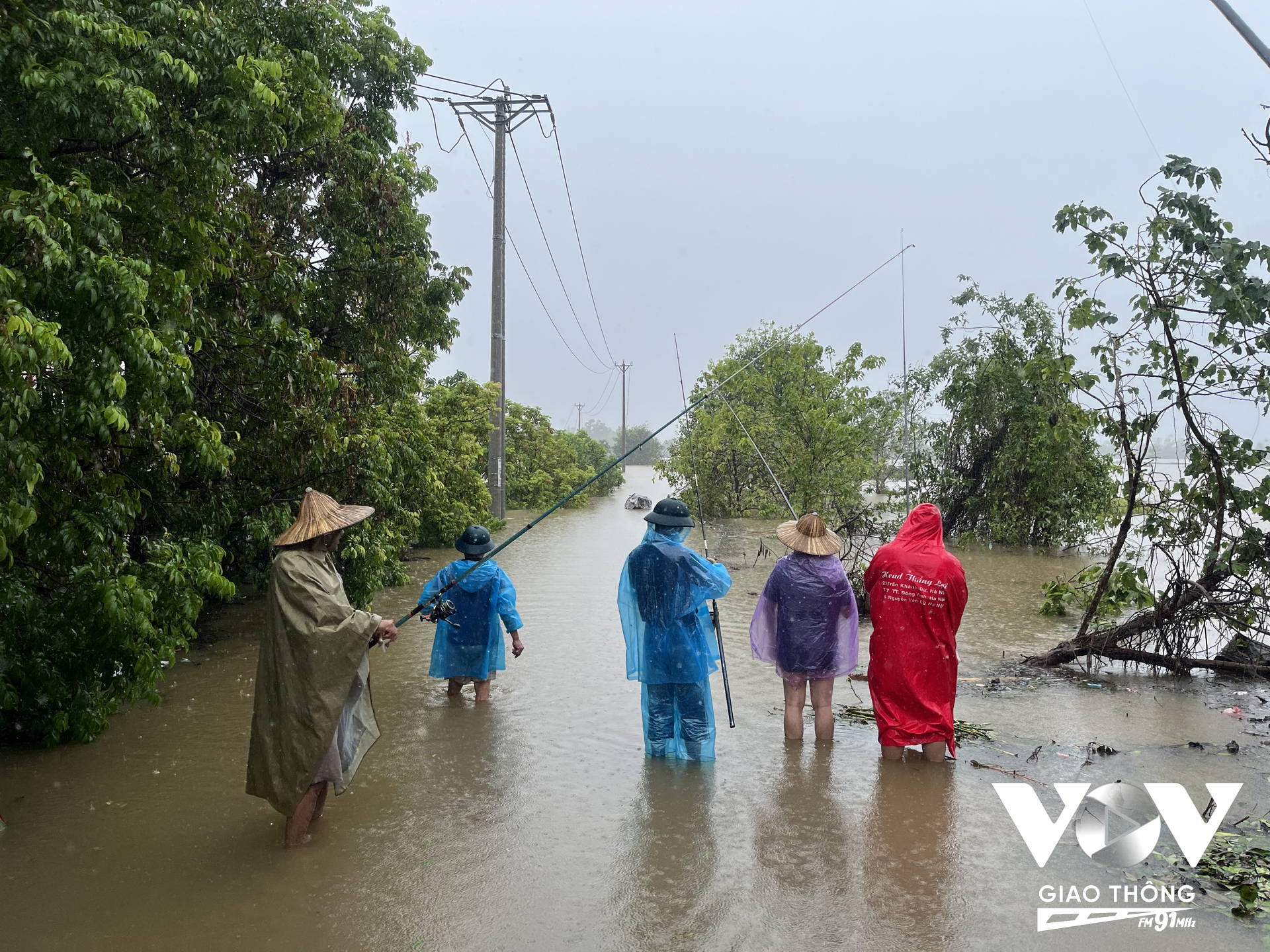 Người dân trong làng tranh thủ ra câu, thả lưới bắt cá (Ảnh: Quang Hùng/VOVGT)