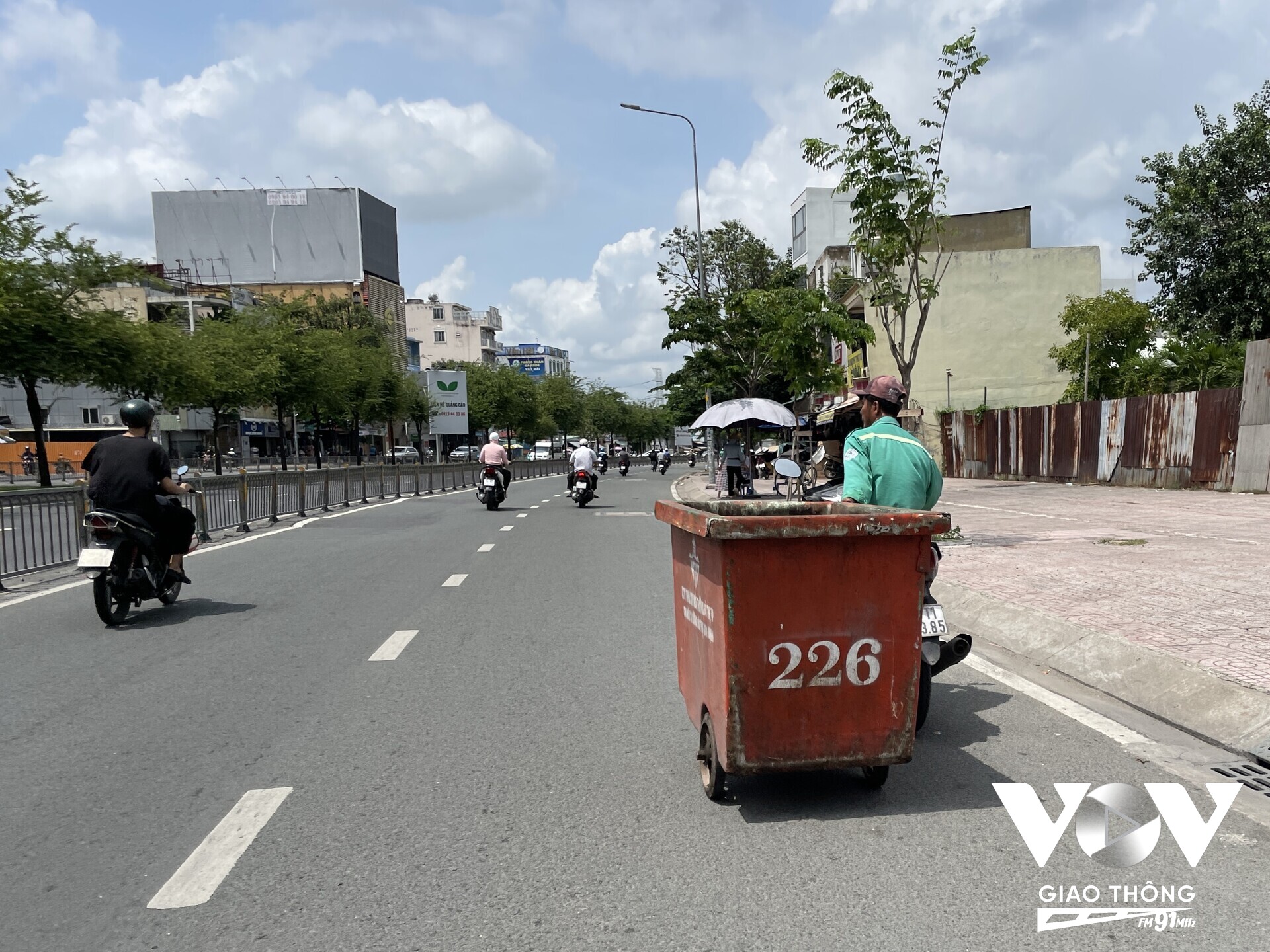 Những phương tiện thu gom này không được che chắn cẩn thận, gây mất vệ sinh môi trường và mất an toàn giao thông