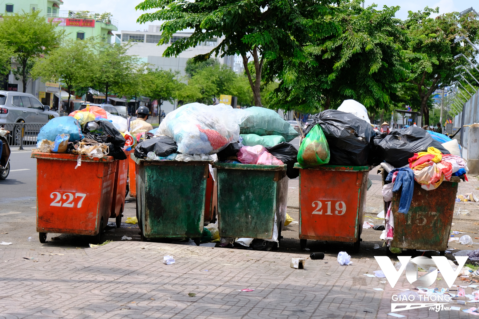 Rác chất thành đống, vương vãi bốc mùi hôi thối