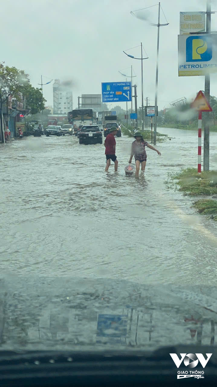 Chân cầu vượt Khe hồi (TL 427 đoạn đi qua Thường Tín) hướng đi cảng Hồng Vân nước ngập khoảng 35-45 cm, các phương tiện di chuyển khó khăn qua đây (Ảnh: Hoàng Hà/VOVGT)