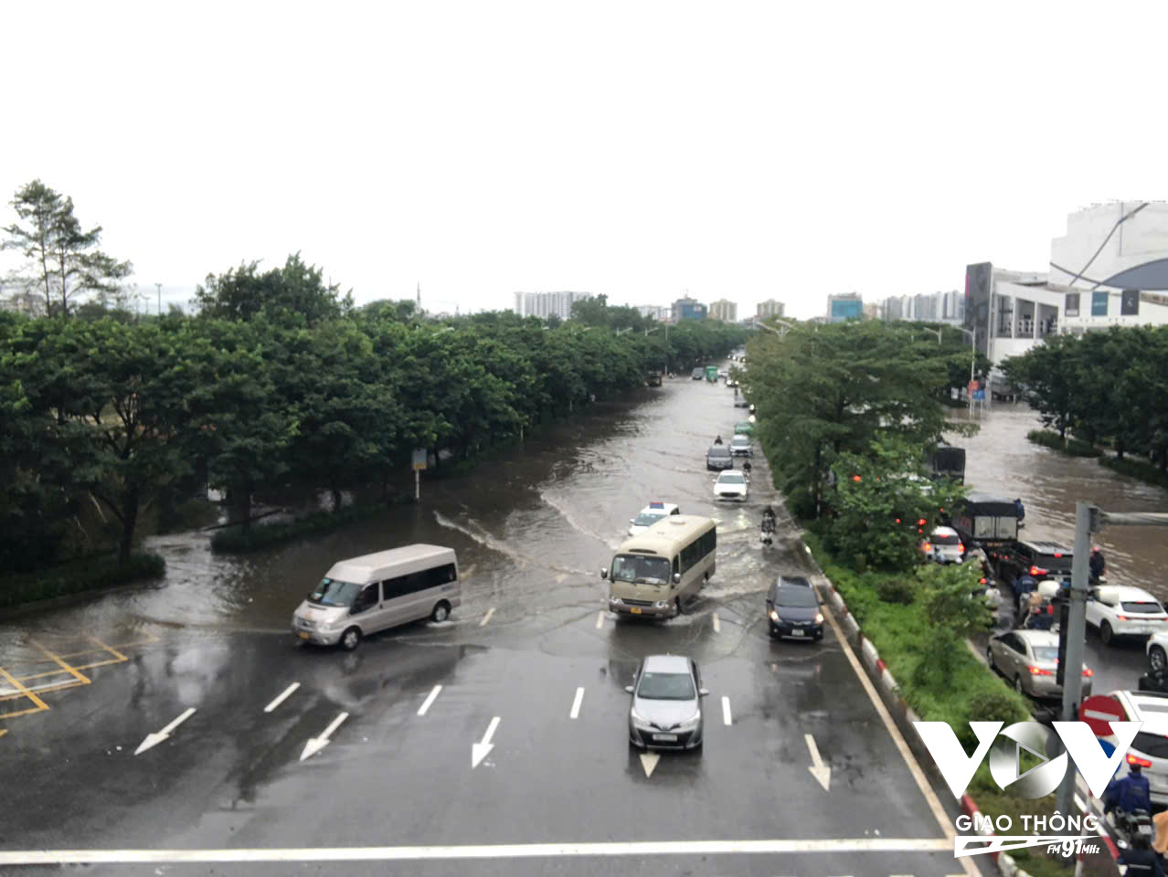 Ngã tư Cổ Linh - Đàm Quang Trung vẫn đang di chuyển rất khó khăn, mặc dù mưa đẫ tạnh nhưng nước ngập trên lộ trình này vẫn chưa có dấu hiệu giảm (Ảnh chiều 11/09: Nguyễn Minh/VOVGT)