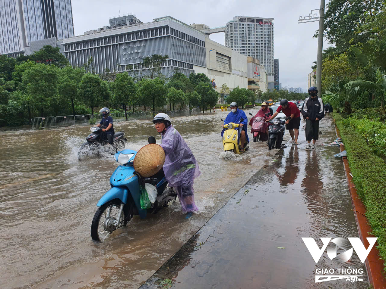 Đường Võ Chí Công đoạn qua Lotte cả 2 chiều đều bị ngập đoạn dài và sâu. Giao thông ùn tắc kéo dài chiều 11/09 (Ảnh: Lê Hưng/VOVGT)