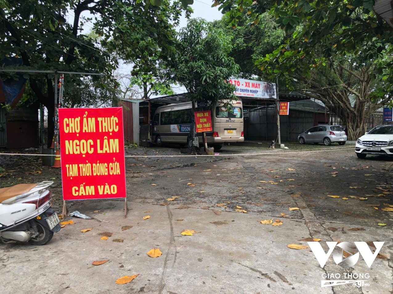 Để đảm bảo an toàn, khu chợ này vẫn cấm lưu thông vào do nhiều đoạn nước ngập, không phân biệt được mép bờ và lòng sông.