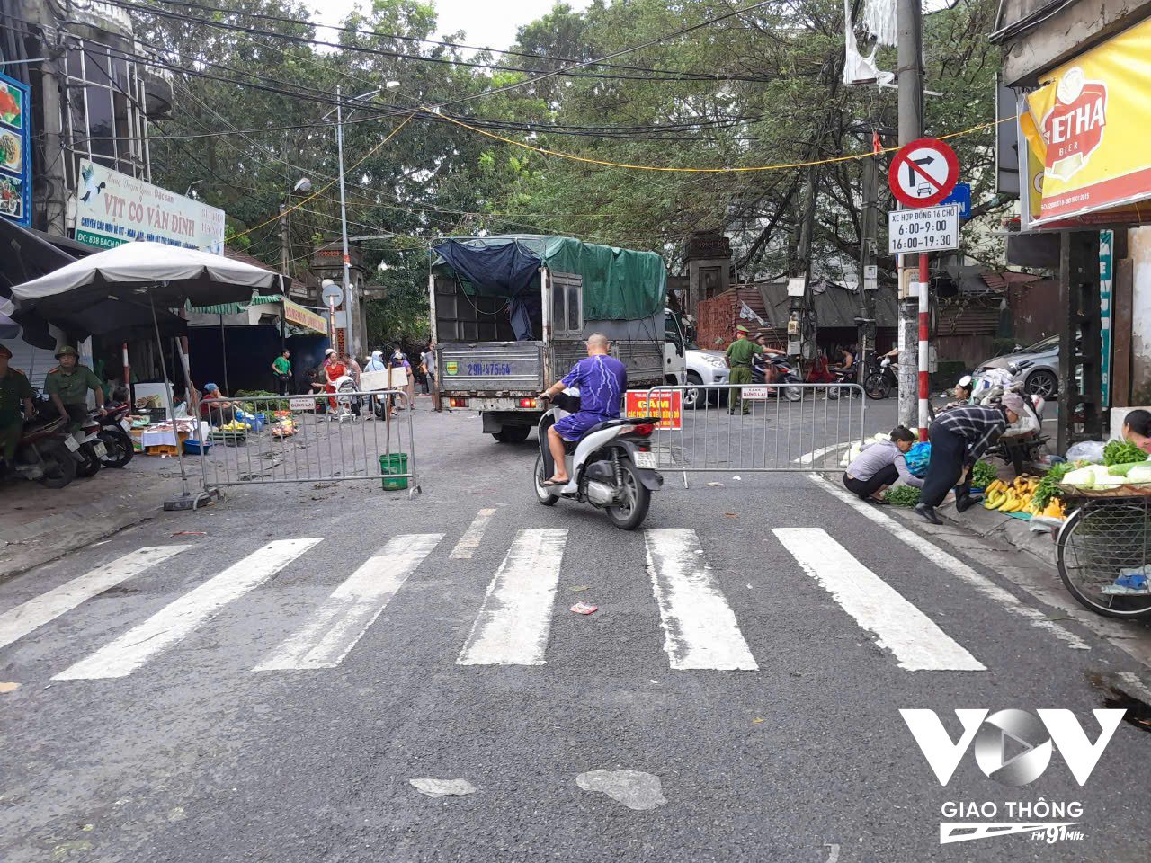 Hiện công an phường lập chốt để cấm các phương tiện đi vào.