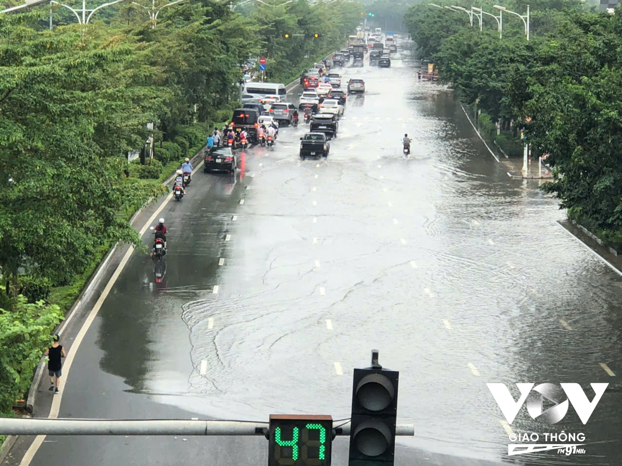 Có đoạn ngập trên 20cm, các phương tiện còn 2 làn bên trái để di chuyển