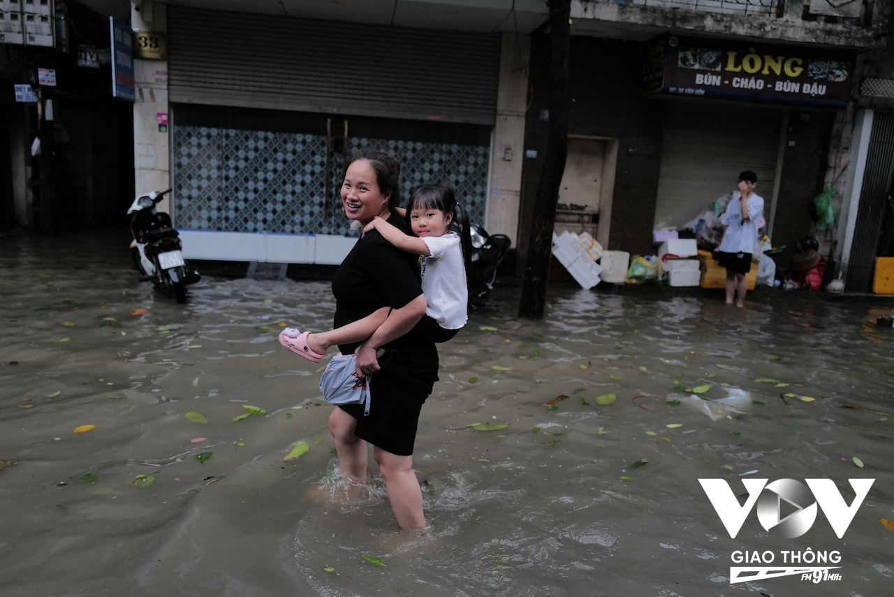 Đi đến đâu cũng có thể bắt gặp những nụ cười, dù đang trong hoàn cảnh khó khăn...