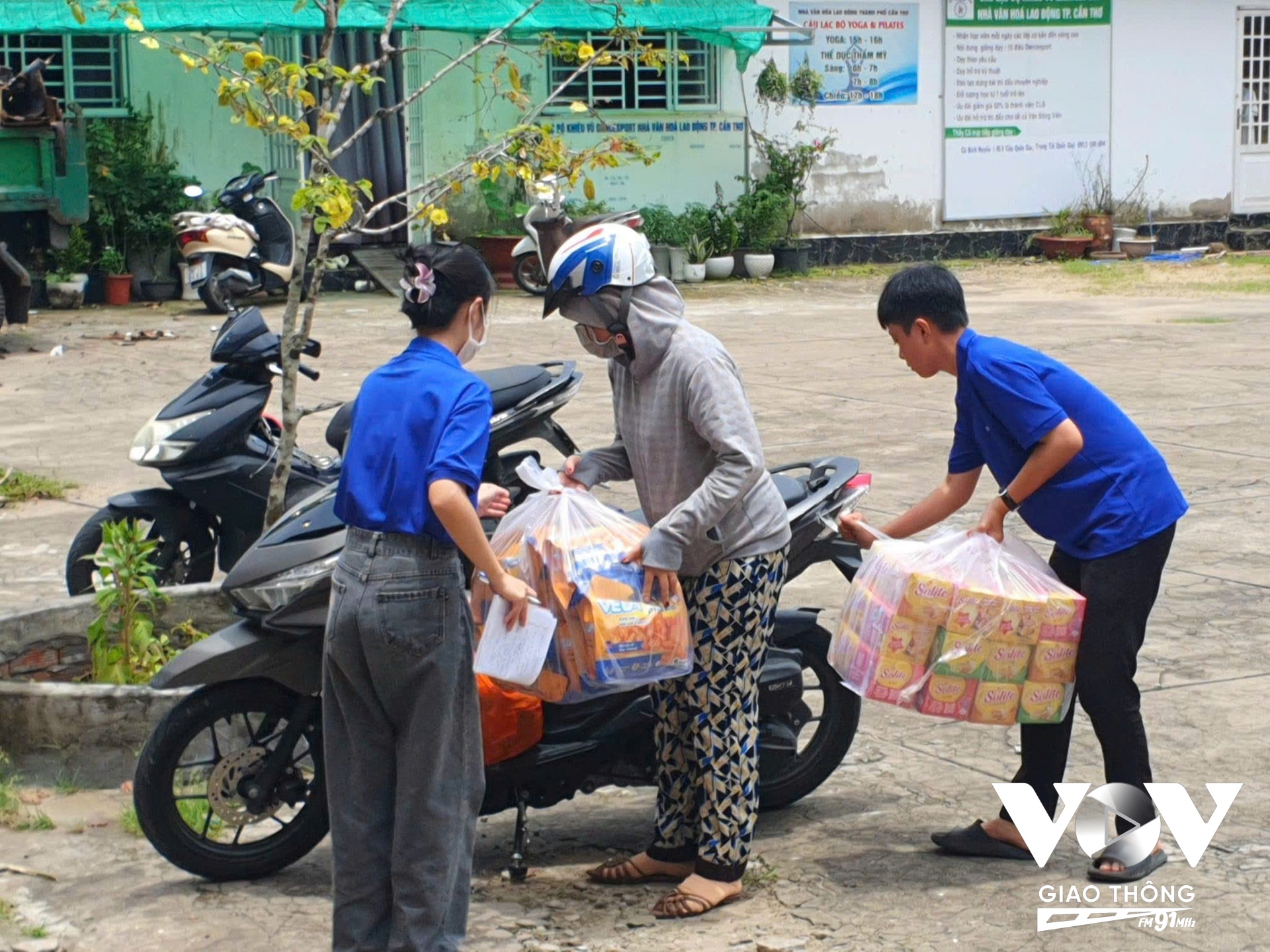 Người dân đến quyên góp nhu yếu phẩm cho đồng bào phía Bắc ảnh hưởng thiên tai