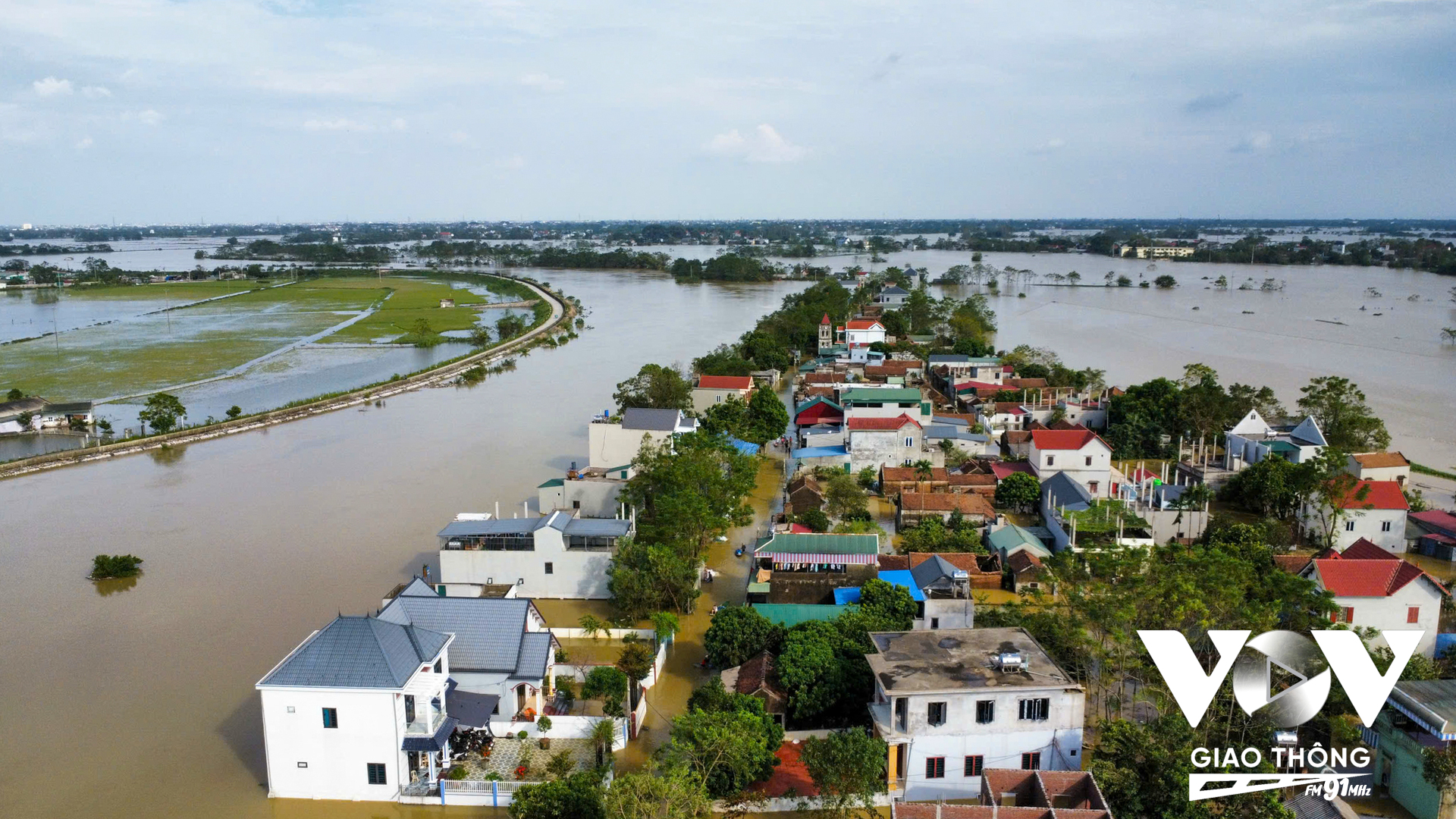 Do nước sông Bùi dâng cao, xã Tân Tiến, huyện Chương Mỹ, Hà Nội đã bị ngập sâu trong nước.