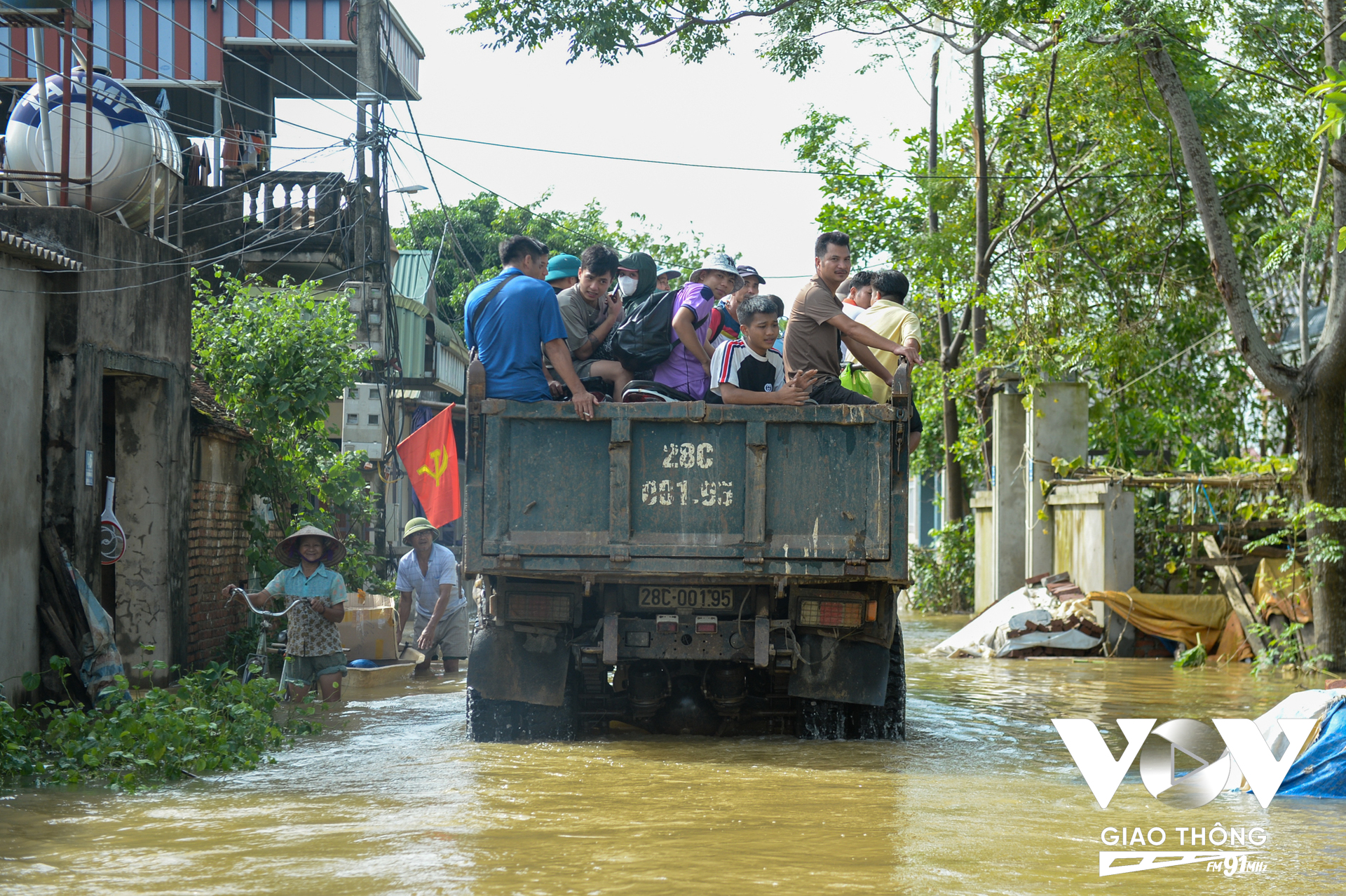 Người dân cũng chỉ di chuyển được trên con đường chính giữa làng vì tại đây ngập chỉ khoảng 60cm. Còn từ đường chính giữa làng rẽ về các đường nhánh, ở đường nhánh là nơi ngập sâu nhất.