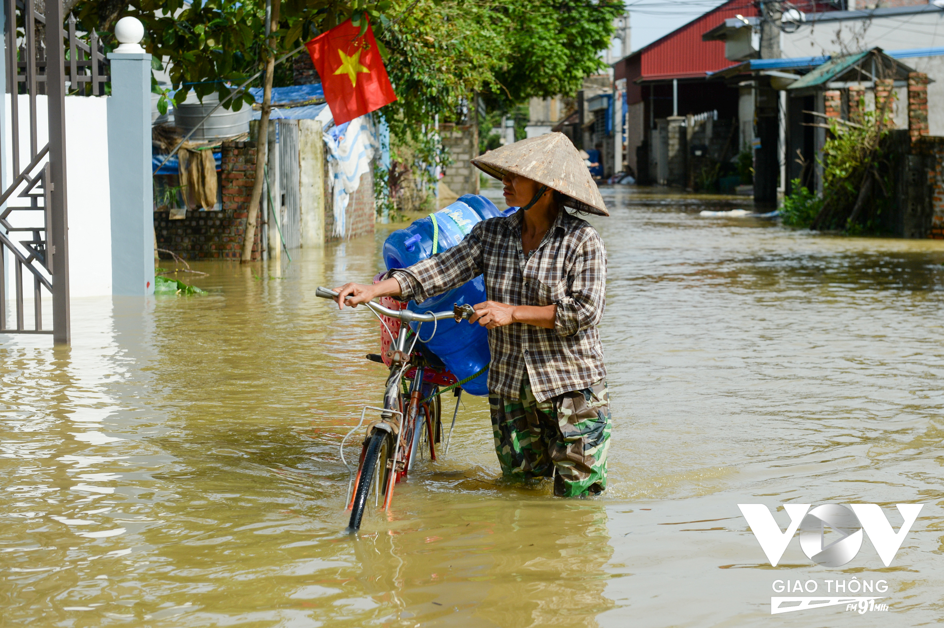 Đến nay, huyện Chương Mỹ đã sơ tán 1.296 hộ với 5.444 nhân khẩu đến nơi an toàn. Hiện nay, huyện tiếp tục di tản những hộ vùng ngập lụt đến nơi an toàn.