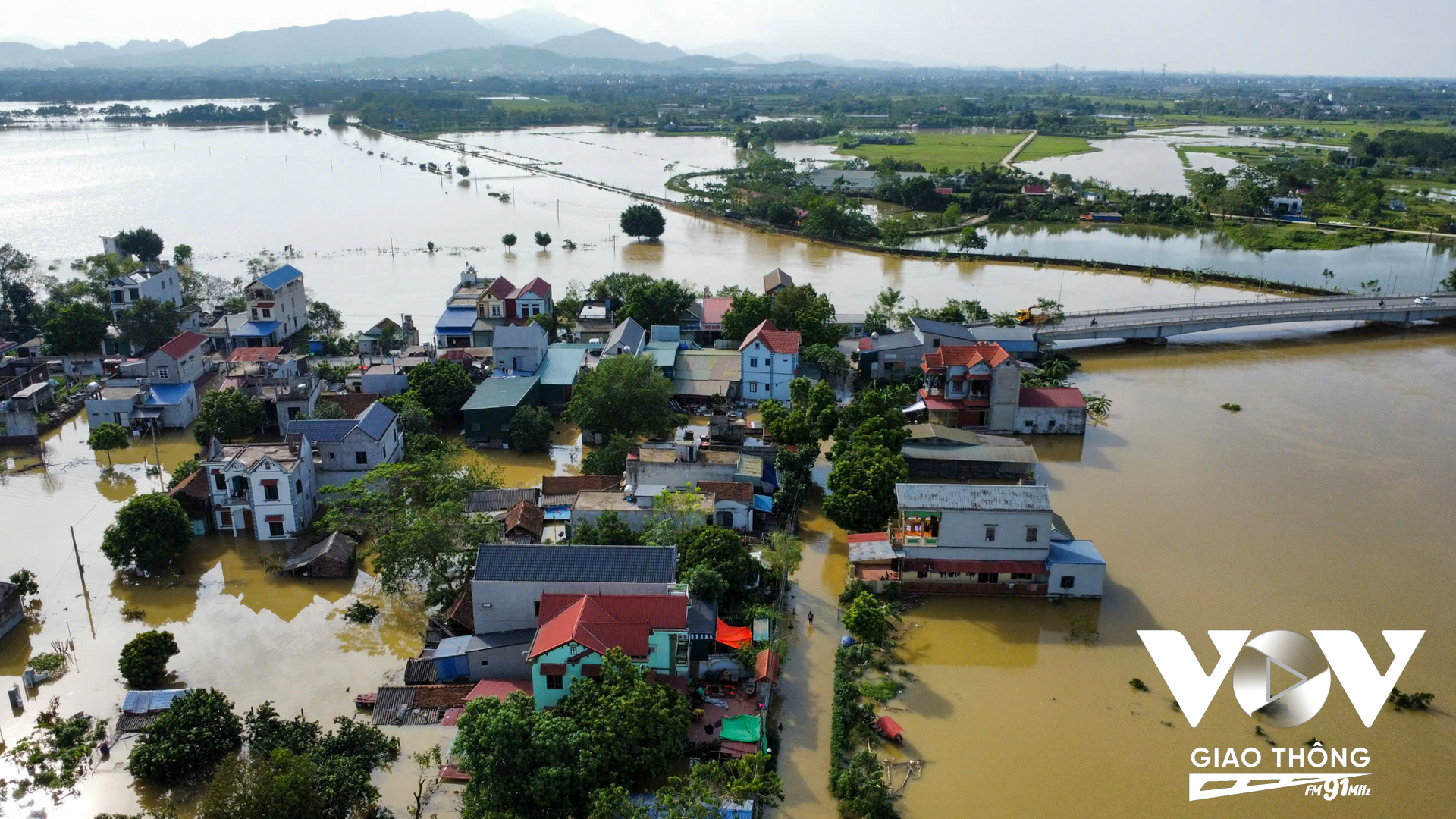 Nhìn từ trên cao không còn phân biệt được ranh giới giữa các ngôi làng và sông Bùi.