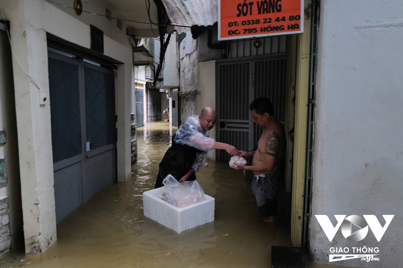 Một chủ quán phở mang trứng chia cho bà con hàng xóm trong ngõ.