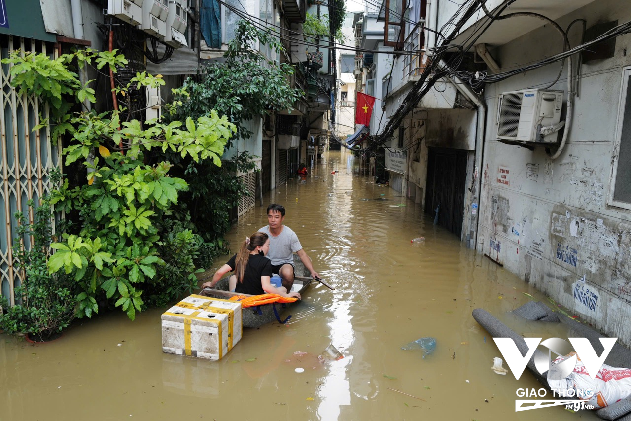 Nhiều người dân phải di chuyển bằng thuyền.