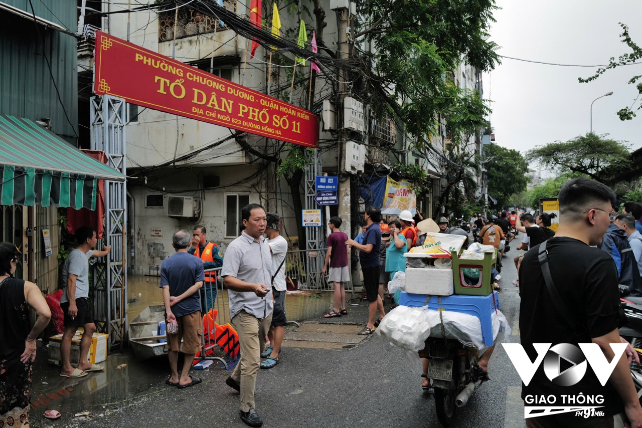 Hầu như mọi người chỉ có thể vào lấy giấy tờ tuỳ thân, chìa khoá xe, còn các vật dụng trong nhà đều không thể/ không kịp mang ra.