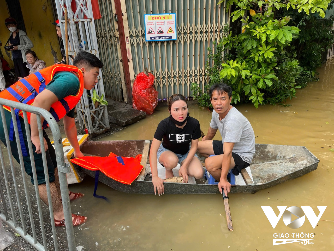 Người dân sẽ không được vào nhà lấy đồ nếu không mặc áo phao.