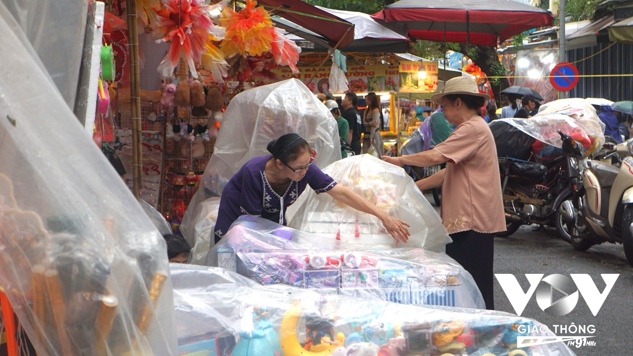 Nhiều gian hàng phủ bạt để bảo quản đồ chơi trung thu khi Hà Nội liên tục đón những cơn mưa lớn