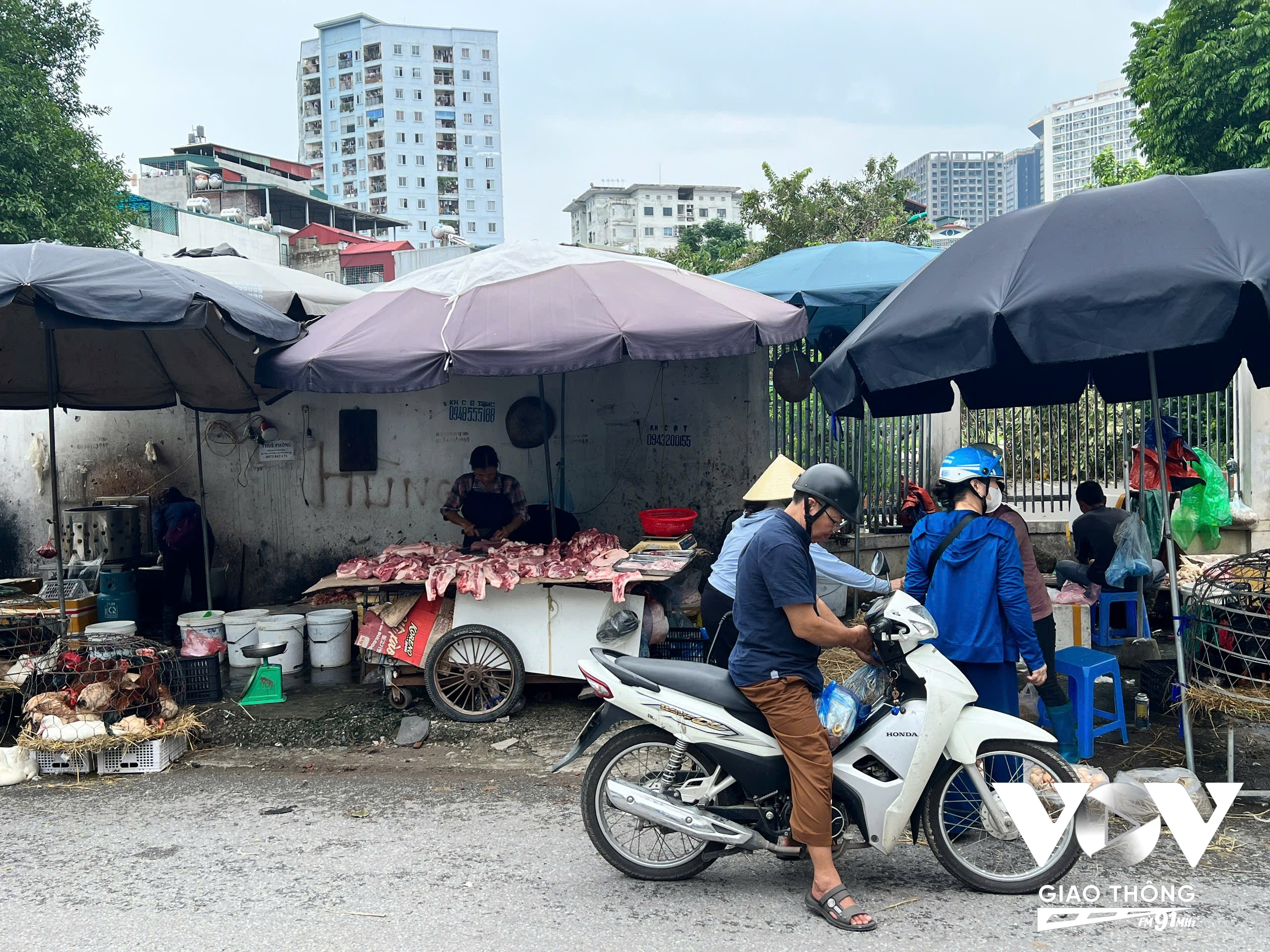 Các sạp hàng vây kín toàn bộ vỉa hè 2 bên đường.