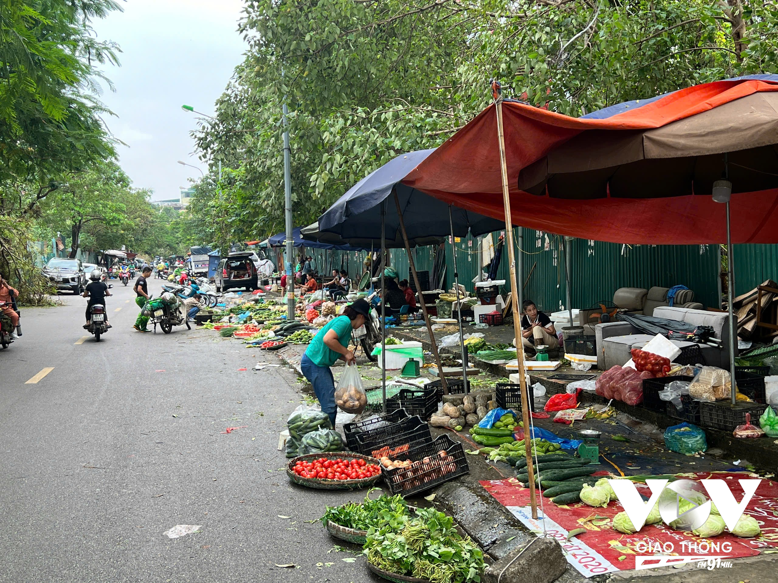 Bày bán tràn lan cả vỉa hè, tràn xuống cả lòng đường chiếm diện tích đi lại của người đi đường.