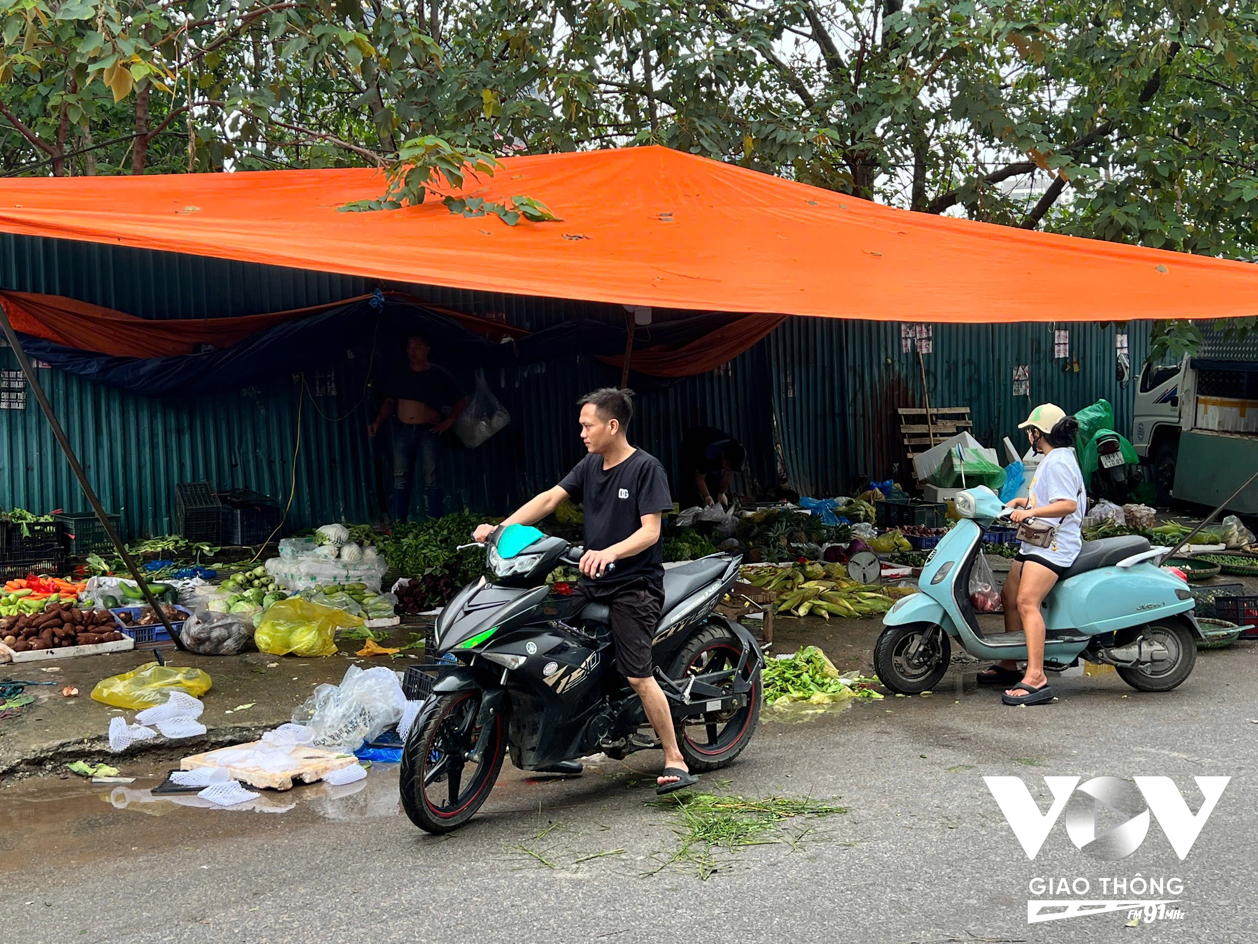 Anh Nguyễn Văn Tuấn (Cầu Giấy) cho hay, dù chợ cóc ở gần nhà rất tiện, nhưng vào giờ cao điểm khu chợ ùn tắc giao thông gây ra nhiều phiền toái cho người dân. “Mặc dù khu chợ này mở ra thuận tiện hơn cho người dân, nhưng vào giờ cao điểm, hay giờ tan tầm khu chợ lại gây ùn tắc giao thông vì người dân cứ tiện là dựng xe để tràn ra lòng đường.”, anh Tuấn chia sẻ.