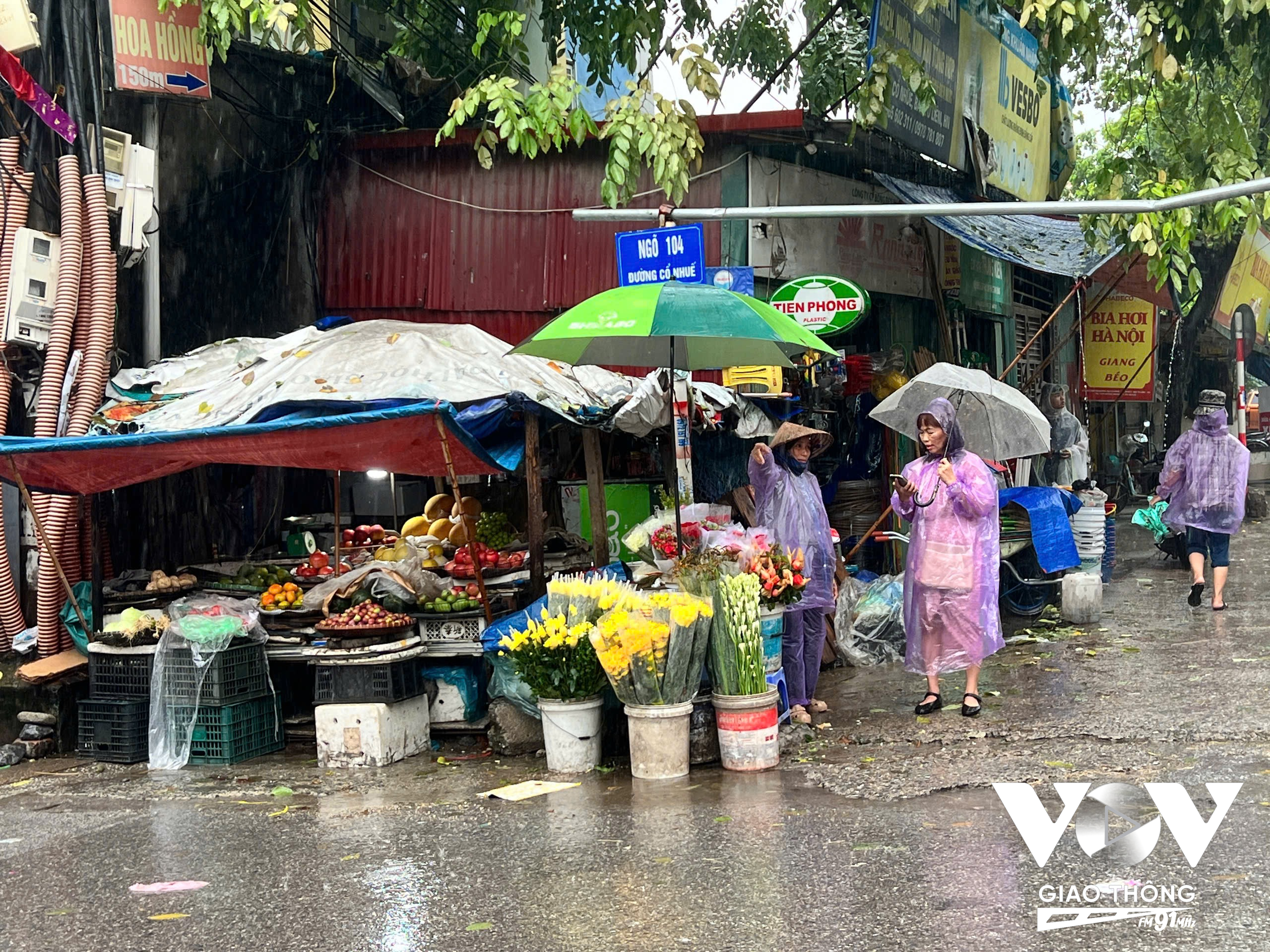 Chị Nguyễn Khánh Huyền (Cổ Nhuế) cho biết, khu chợ này hình thành đã khá lâu, thường xuyên họp vào các giờ cố định từ 6h - 12h và từ 15h - 19h các ngày trong tuần. “Việc rác thải bừa bãi từ các sạp hàng sau khi tan chợ gây mất vệ sinh, mất mỹ quan đô thị. Vì vậy, mình cũng e ngại về vấn đề an toàn thực phẩm. Ngoài việc mua hoa thì mình rất ít khi mua đồ ăn ở những khu chợ này”, chị Huyền bày tỏ.