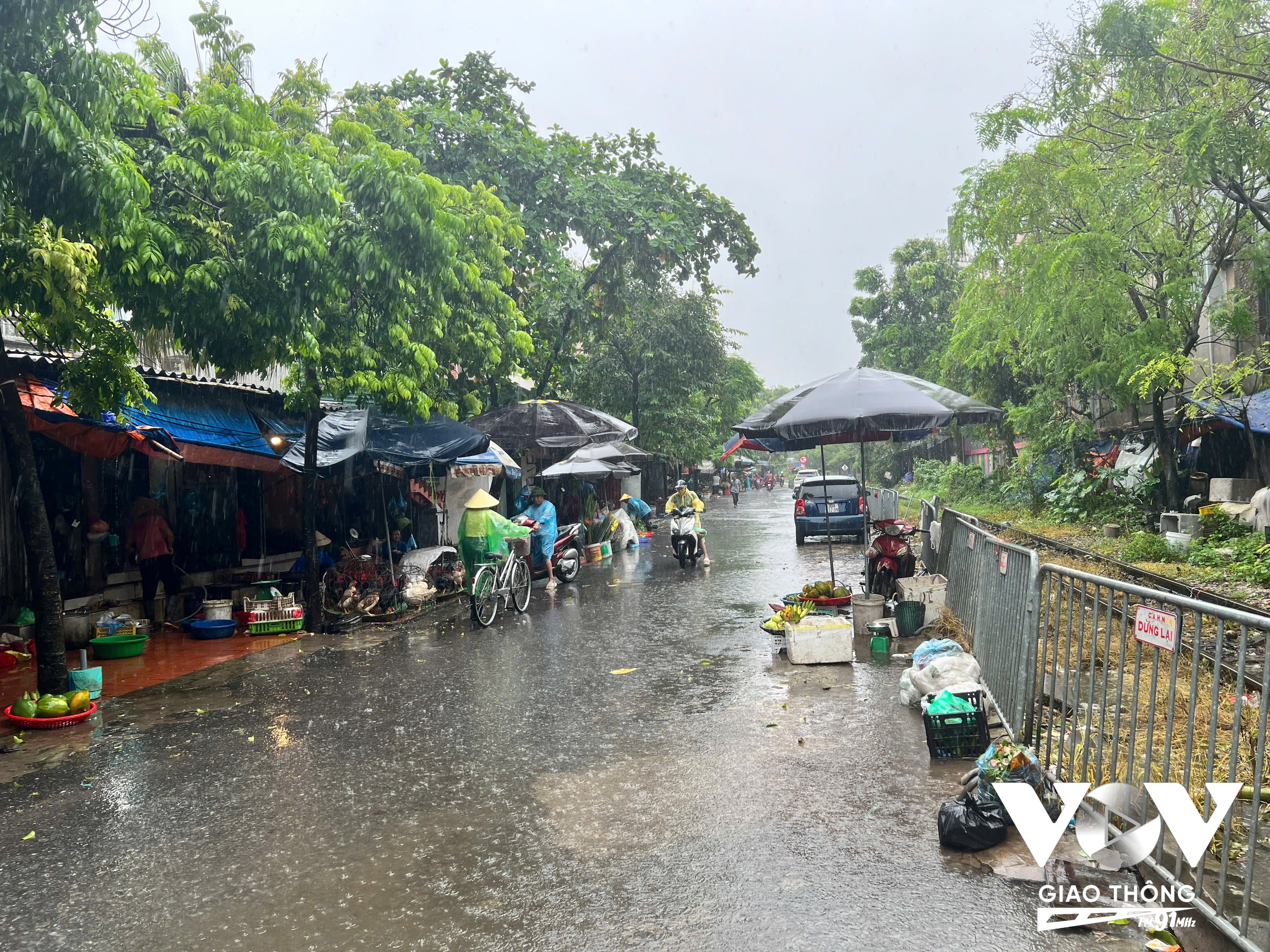 Dù có đặt biển cấm họp chợ, cấm dừng đỗ xe nhưng người dân vẫn làm ngơ.