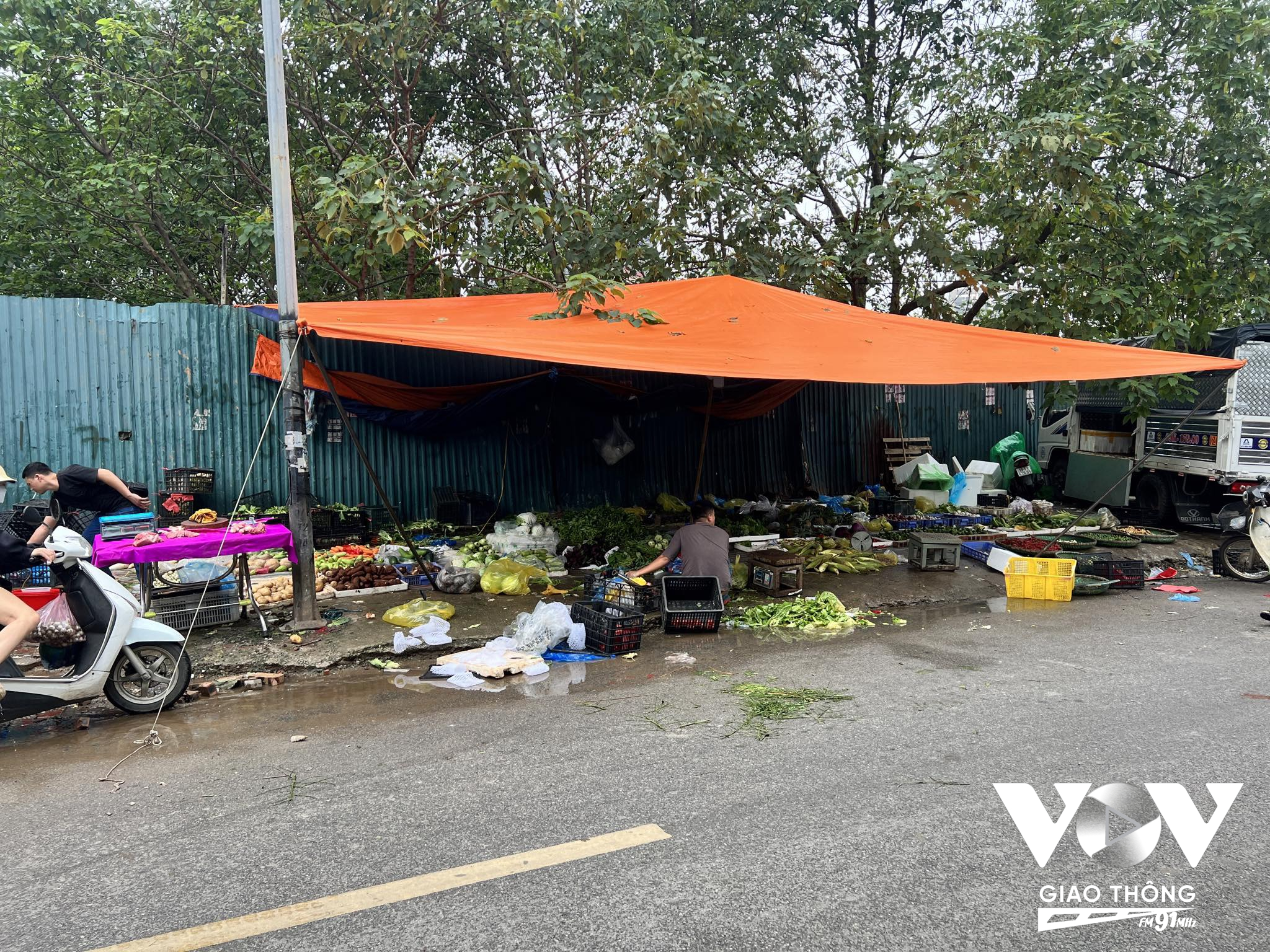 Tiểu thương bày bán hàng trên đống rác, nhiều người dân lo ngại về vấn đề vệ sinh, an toàn thực phẩm.