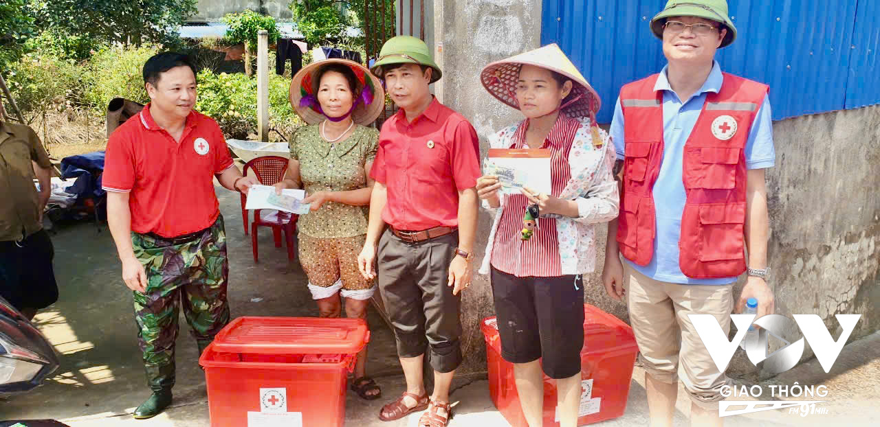 Ông Trần Sỹ Pha (trái), Trưởng Ban Công tác xã hội và Quản lý thảm họa, Trung ương Hội Chữ Thập Đỏ Việt Nam tham gia cứu trợ tại Nam Định trong sáng 14/09