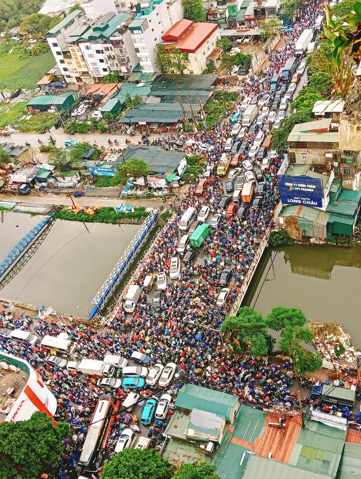 Thính giả Thuy Nguyen chia sẻ hình ảnh Ngã tư đèn đỏ cầu Tó lối đi Văn Điển, viện K, Kim Giang, Tả Thanh Oai vào hơn 9h00 sáng nay (16/9).