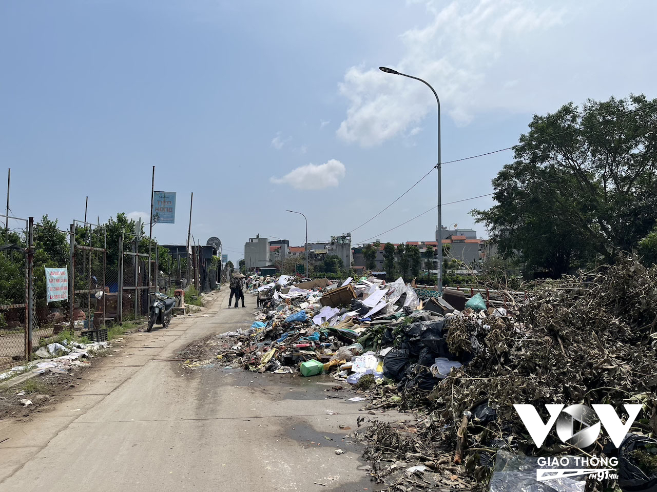 Tuy nhiên, một vấn đề đau đầu với các làng nghề này hiện nay là rác thải. Hàng tấn rác thải người dân dọn dẹp nhà cửa sau trận lụt vứt ra đường, chưa kể ở những nơi khác mang đến. Cho đến hôm nay vẫn chưa có xe chở rác đến để xử lý. Nắng lên khiến đống rác thải khổng lồ này bắt đầu bốc mùi hôi thối khắp làng, ảnh hưởng tới sức khỏe của người dân và môi trường...