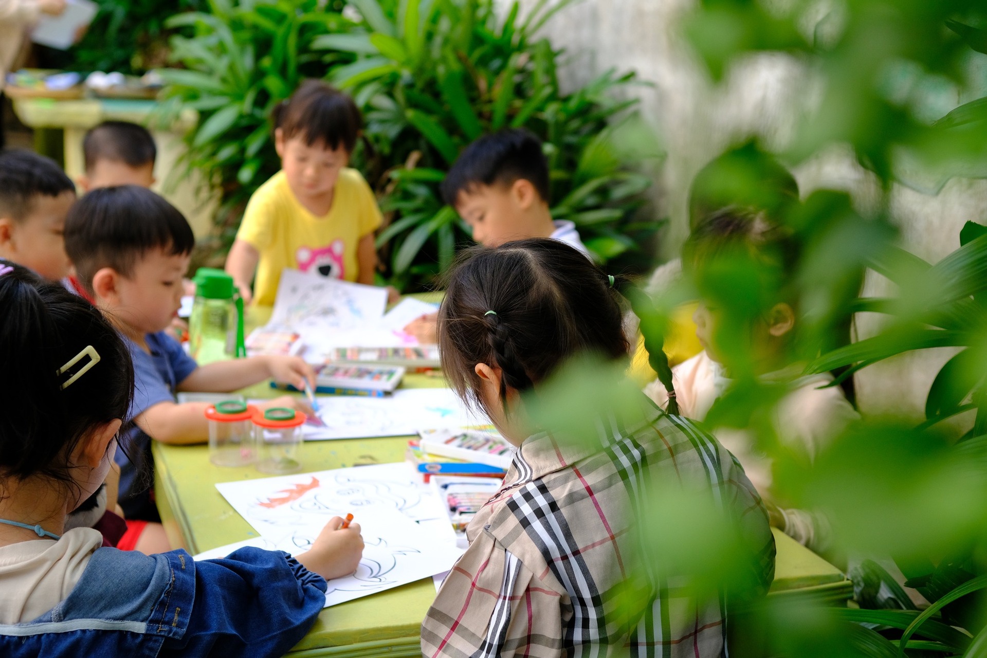 Các em bé tham gia các trò chơi trải nghiệm tại Trung tâm Giáo dục Thiên nhiên