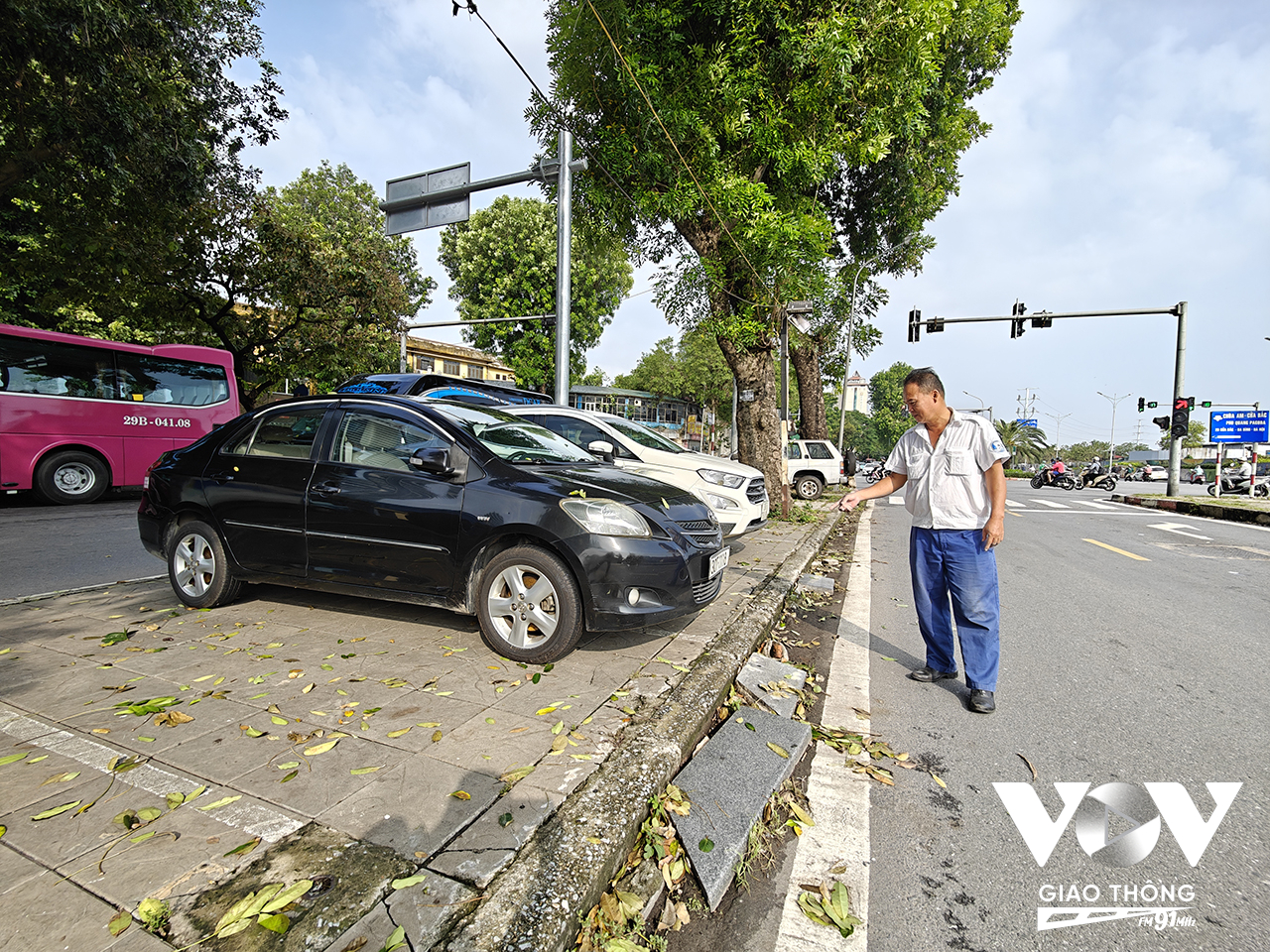 Ông Trương Quang Thanh, công ty Điểm đỗ xe Hà Nội, đang kiểm tra hiện trạng các xe gửi tại bãi miễn phí cho bà con ngập lụt trên đường Yên Phụ.