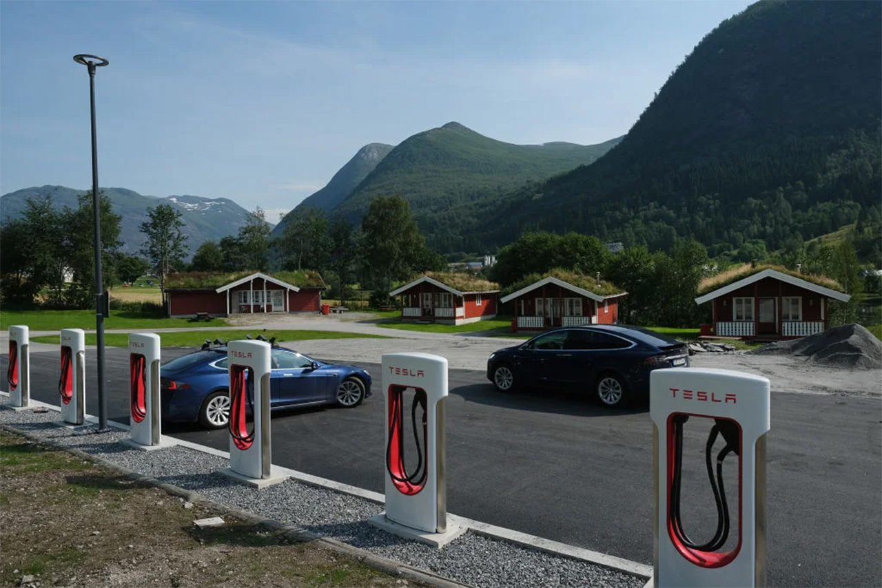 Một trạm sạc xe điện Tesla ở làng Skei, thuộc hạt Vestland, Na Uy - Ảnh Getty Images