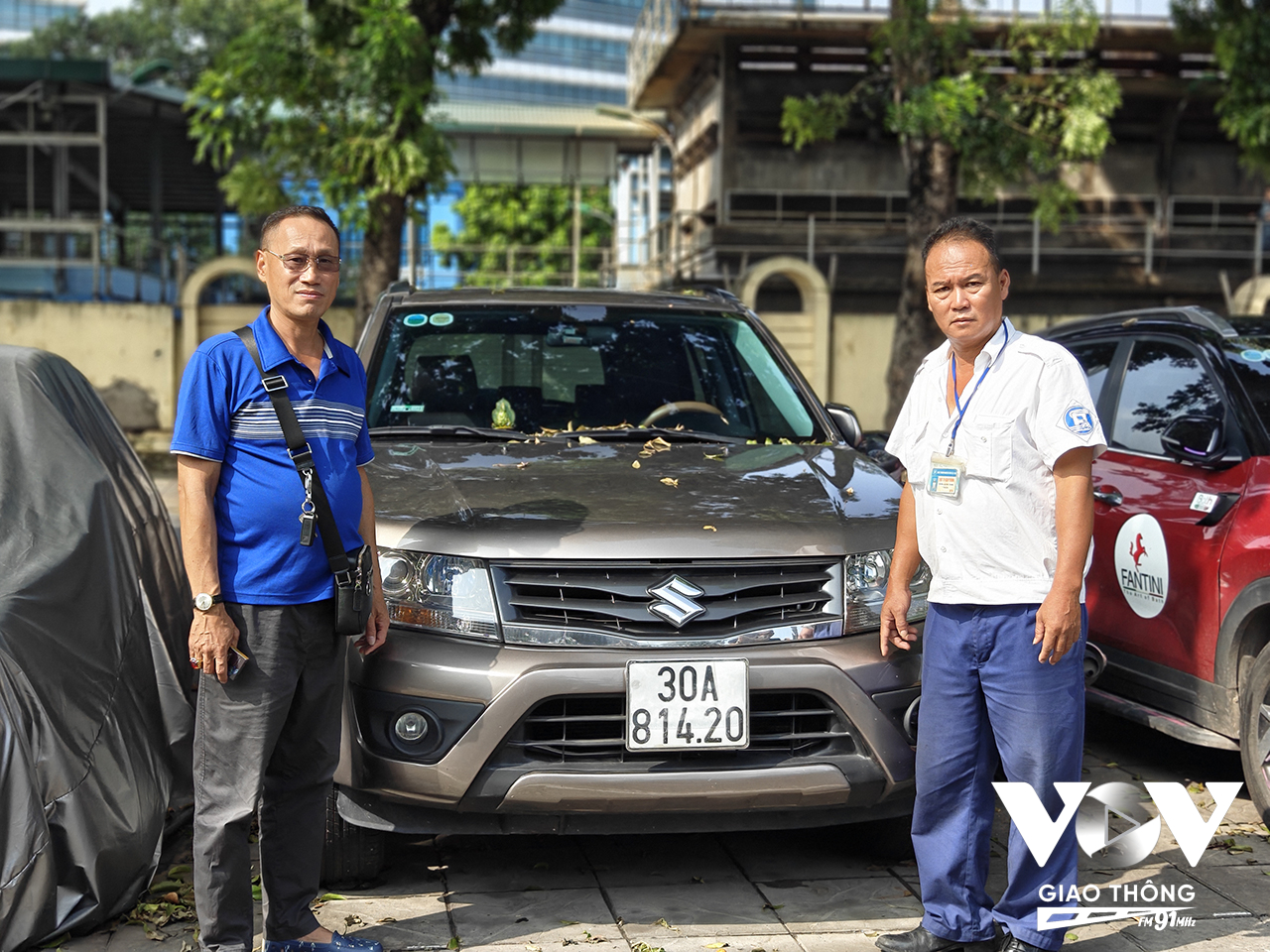 Anh Tùng đã kịp chạy xe khỏi khu vực ngập ở Phúc Xá, Ba Đình và đợi nước rút để đánh xe về. Anh rất cảm kích về việc Hà Nội bố trí 10 điểm đỗ miễn phí dành cho người dân vùng ngập nước.