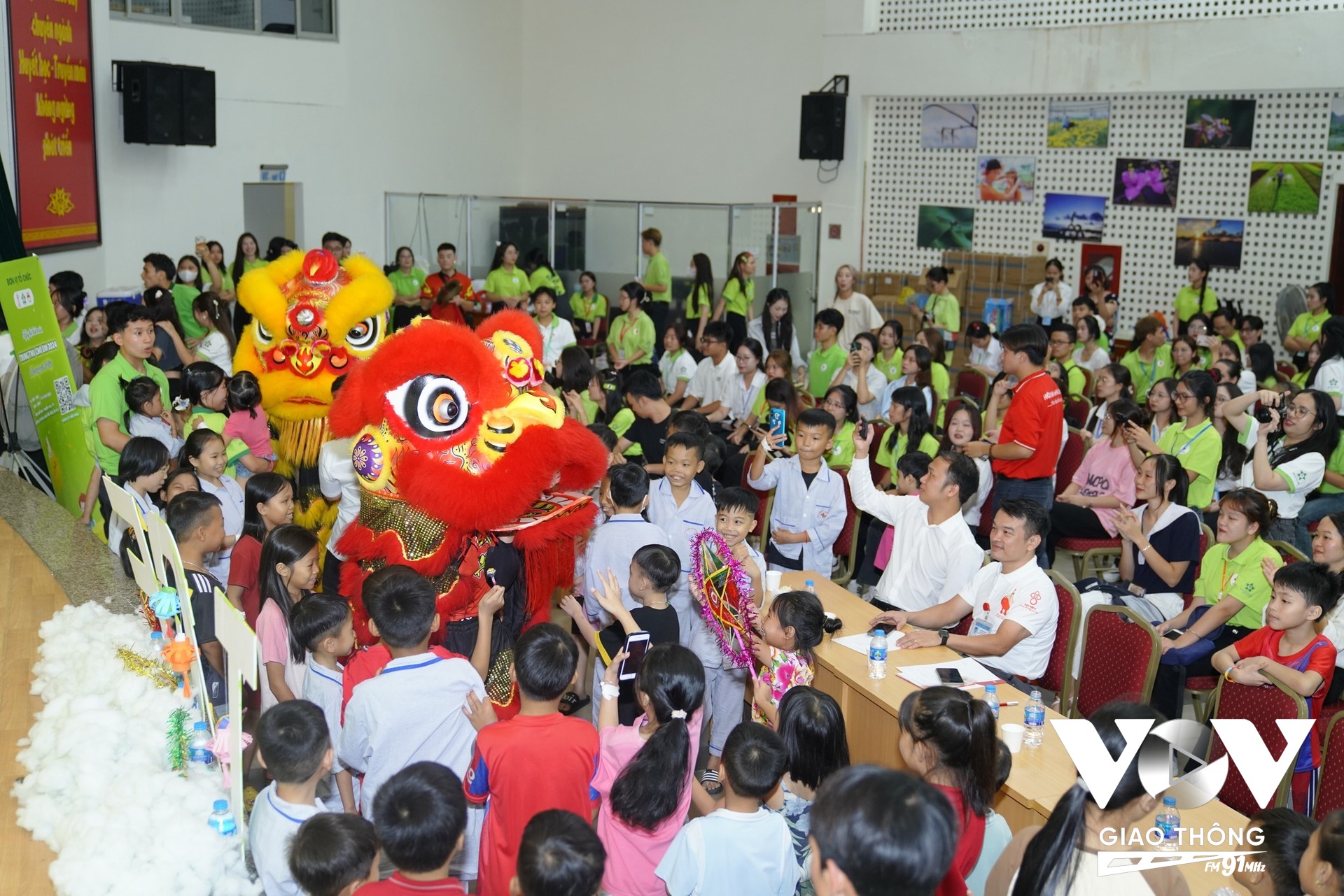 Ngày hội trung thu cho em được tổ chức tại Viện huyết học truyền máu trung ương do nhiều bệnh nhi không thể về đoàn viên, phải ở lại viện điều trị.