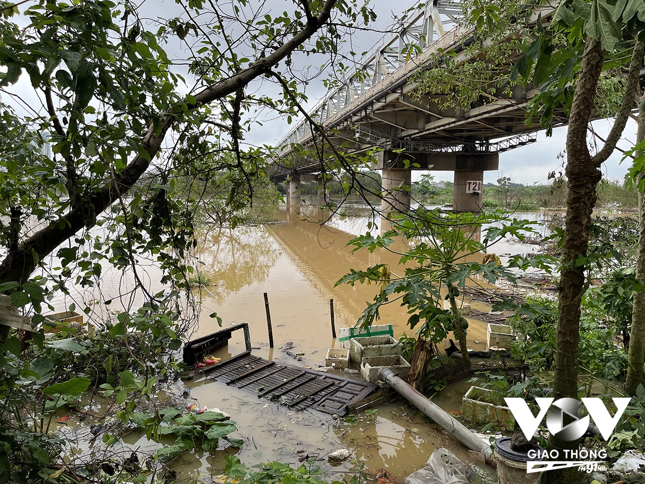 Một điểm gom rác thải bị ngập nước ven sông Hồng trong những ngày mưa lũ. Ảnh: Quang Hùng