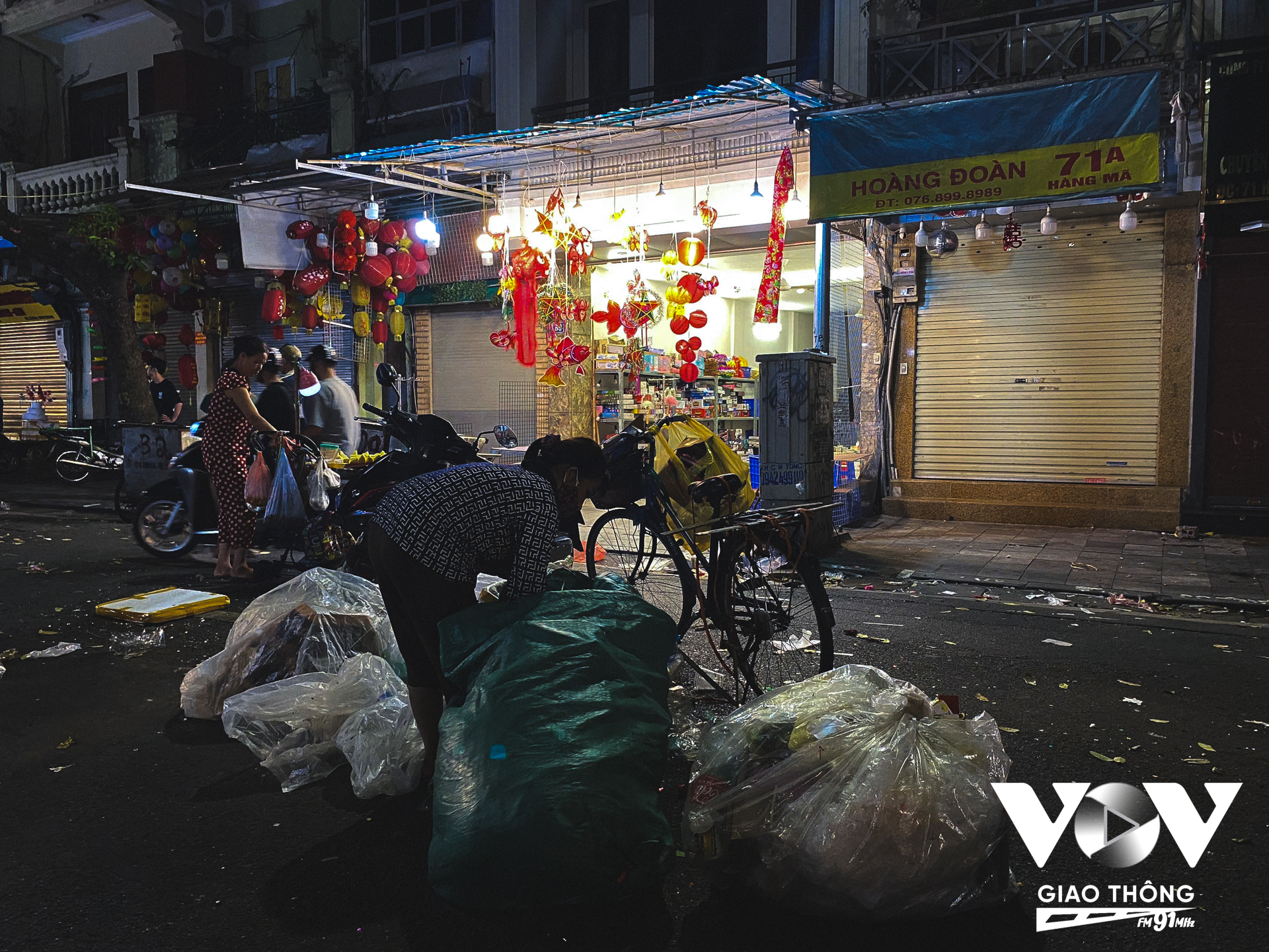 Những người thu mua đồng nát đang lượm phế liệu từ đống rác thải trên đường phố