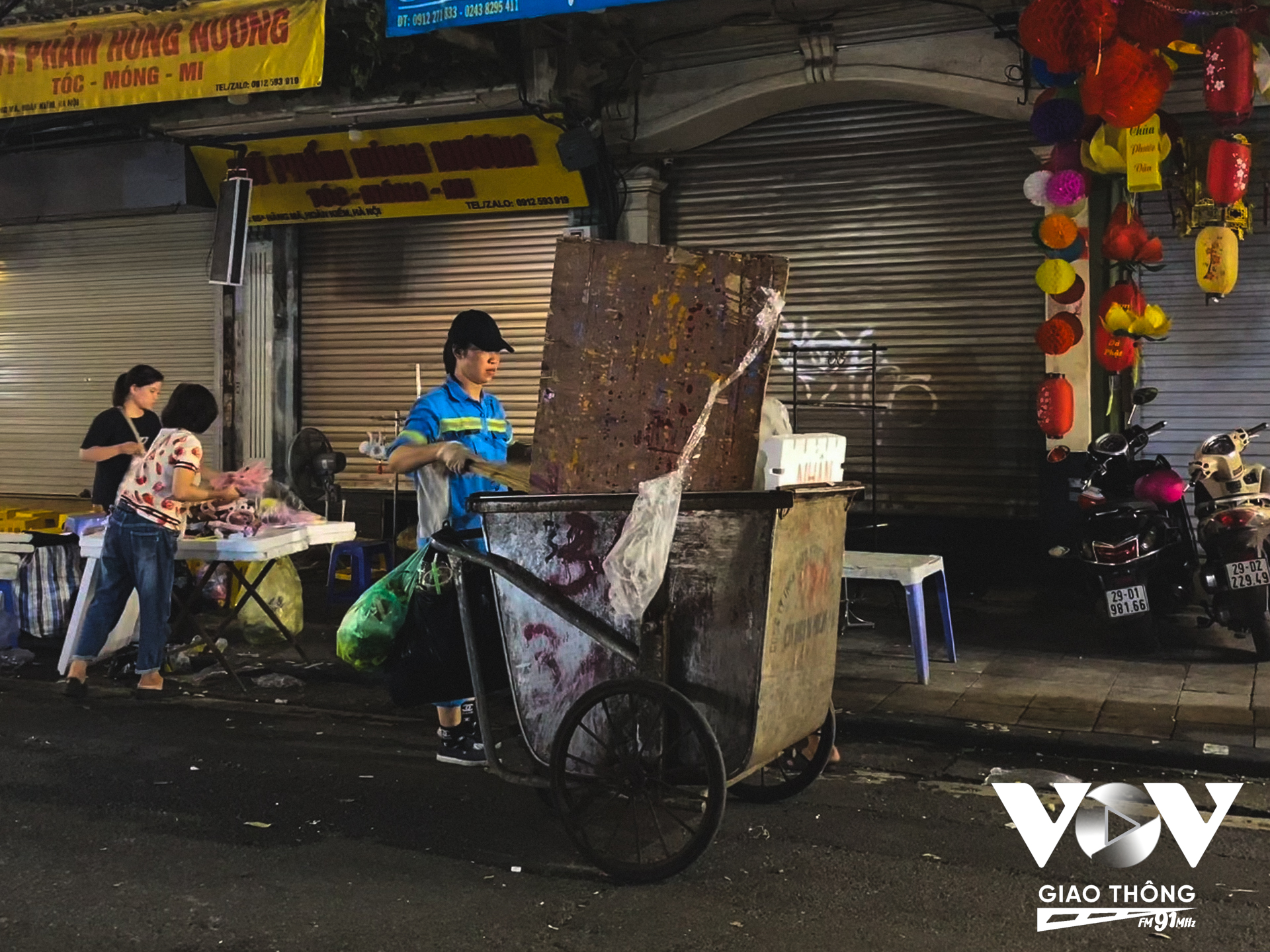 Chị T - một công nhân môi trường tại phố Hàng Mã chia sẻ: “Tôi làm công việc này được 23 năm. Sau Trung thu có rất nhiều rác, chủ yếu là rác của người đi chơi với người bán hàng thải ra. Từ tối tới giờ, tôi đã gom được mười mấy cái xe rác rồi. Ngày hôm nay phải dọn đến 5h, có khi 5h chưa chắc đã xong”