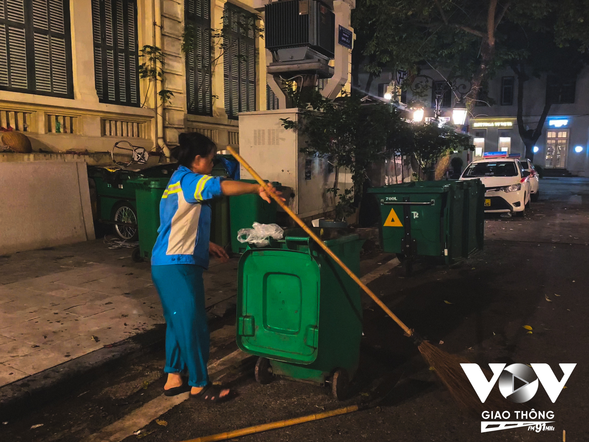 “Trung thu, ngày lễ, các ngày cuối tuần bao giờ cũng nhiều rác hơn ngày thường. Chính vì vậy lúc dọn dẹp vất vả, tốn công sức và thời gian hơn nhiều' - Chị Duyên, một công nhân môi trường tại phố Đinh Lễ chia sẻ